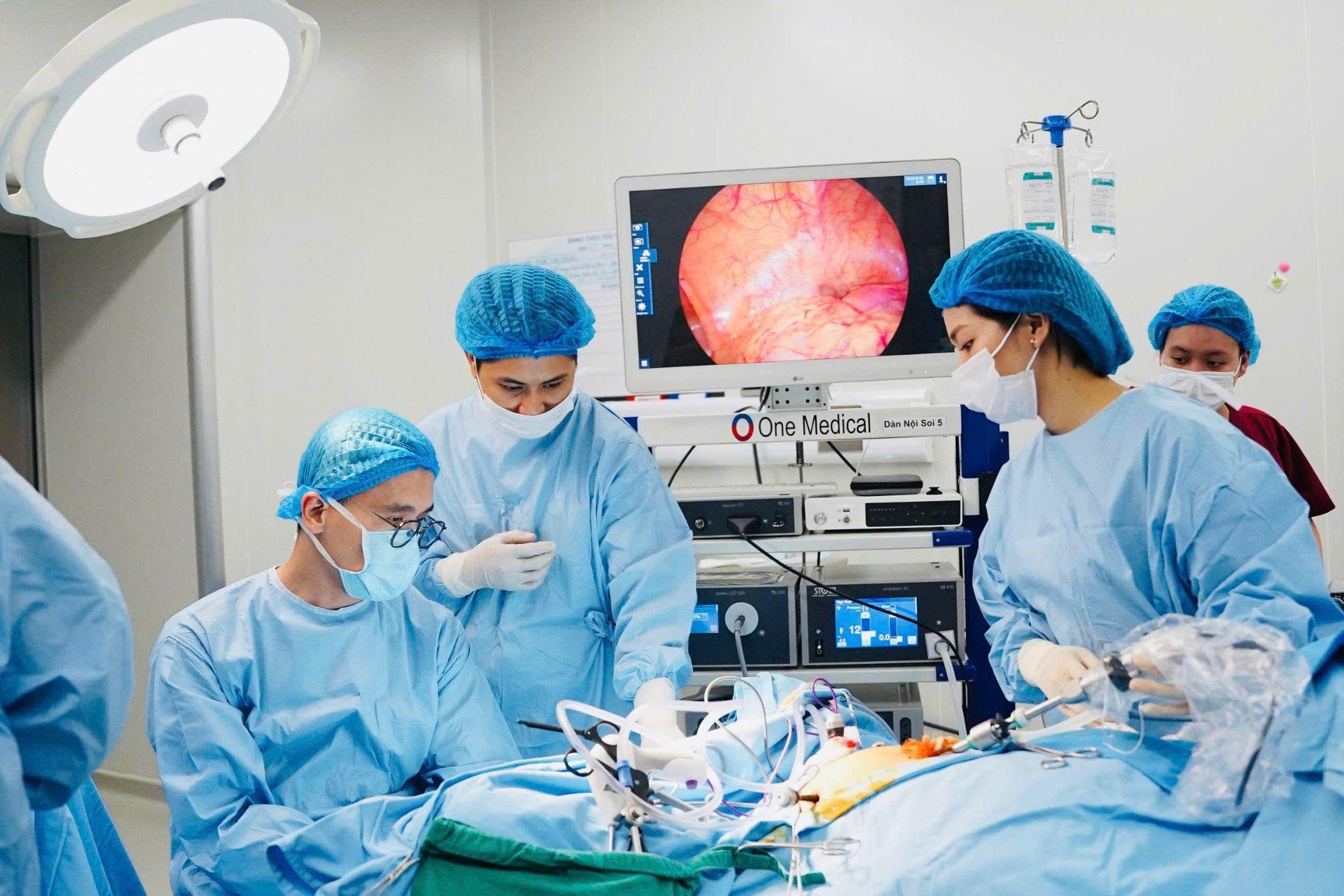 Ca phẫu thuật nội soi cắt u xơ tại PhenikaaMec diễn ra tại phòng mổ hiện đại, hệ thống máy nội soi tiên tiến, phối hợp với đội ngũ bác sĩ Khoa Phụ giàu kinh nghiệm