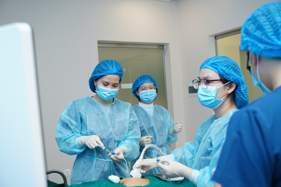 Kỹ thuật chọc hút dịch ối và sinh thiết gai nhau được thực hiện tại Trung tâm Y học bào thai PhenikaaMec giúp bác sĩ chẩn đoán bất thường thai nhi