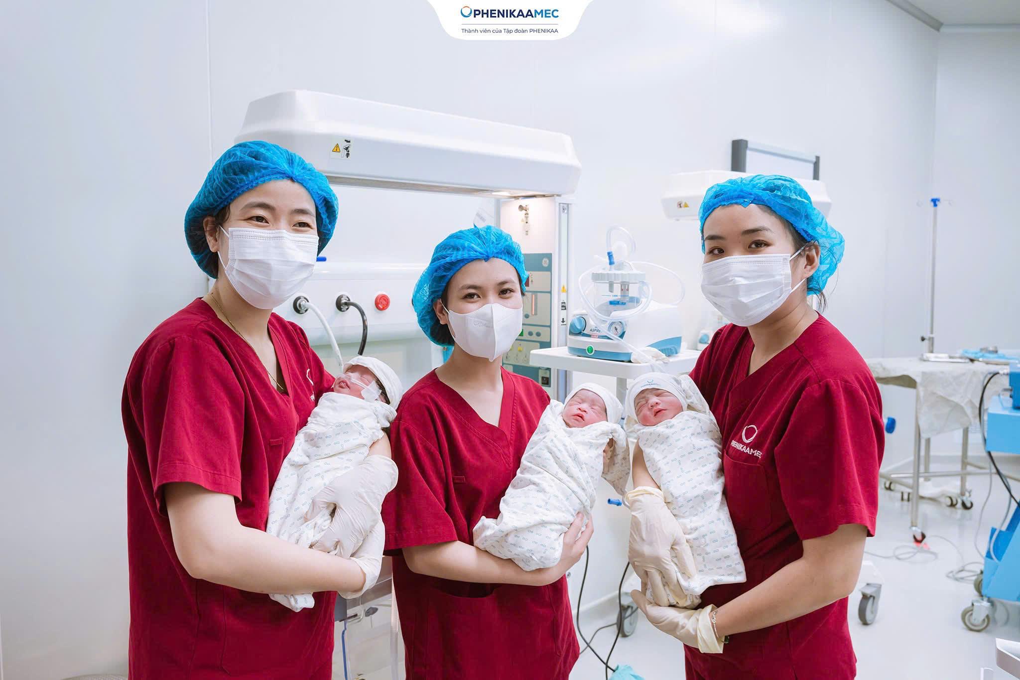 Đội ngũ bác sĩ Sơ sinh có mặt tại phòng mổ, trực tiếp đón em bé, đảm bảo an toàn và thăm khám toàn diện trước khi các bé về với gia đình