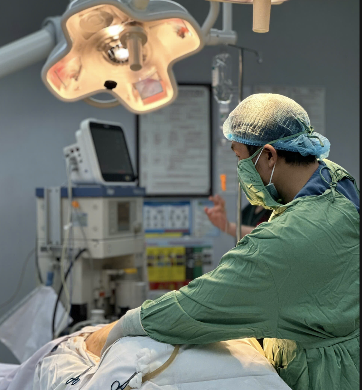 Hơn 20 năm kinh nghiệm lâm sàng, Bác sĩ Long góp phần đảm bảo các dịch vụ tại Linh Anh được triển khai theo tiêu chuẩn y khoa