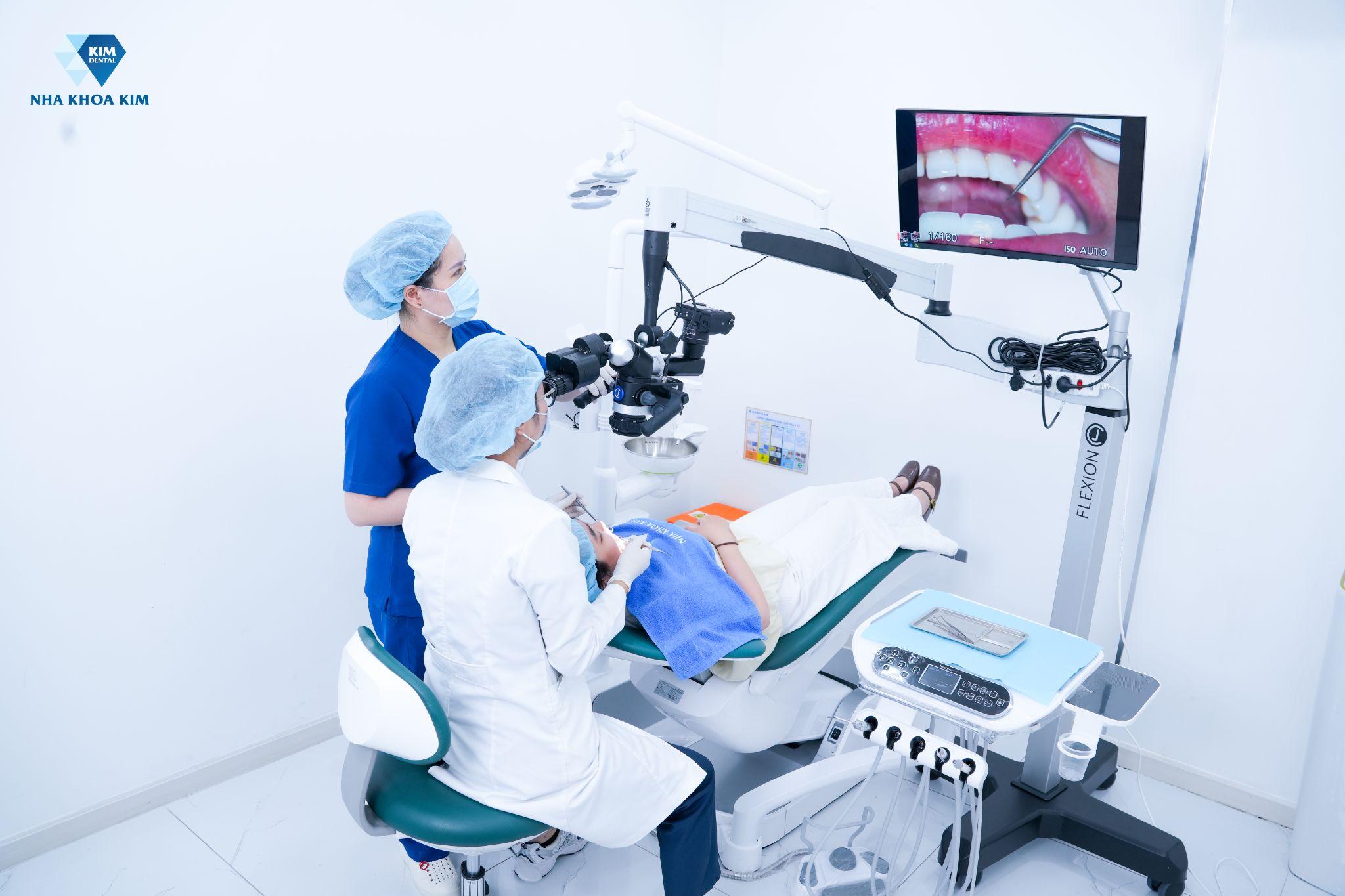 Bác sĩ Nha Khoa Kim thực hiện bọc răng sứ thẩm mỹ, kiểm soát đường hoàn tất bằng kính hiển vi nha khoa.