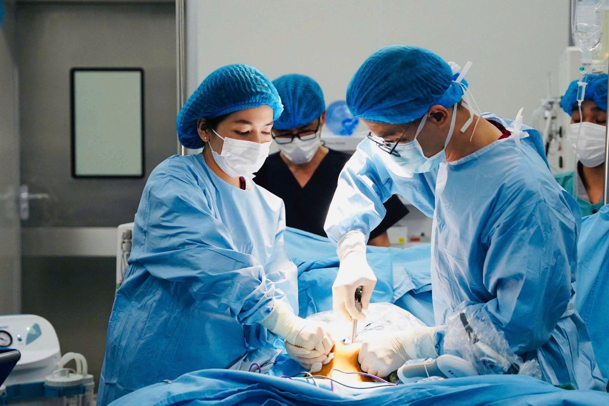 Phẫu thuật nội soi cắt u xơ tử cung tại phòng mổ Khoa Phụ Bệnh viện Đại học Phenikaa