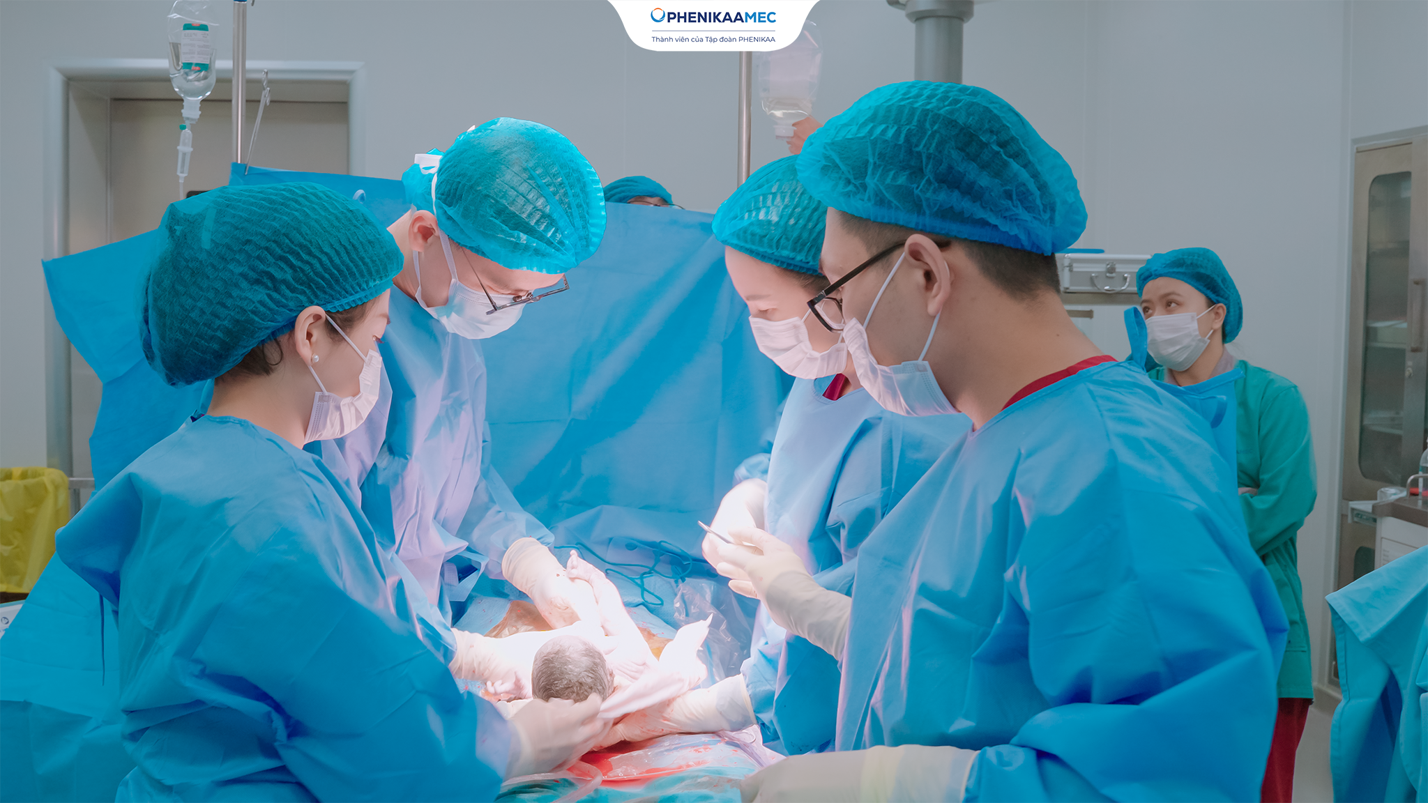 TS. BS Nguyễn Thị Sim cùng ekip thực hiện ca phẫu thuật mổ lấy ba thai