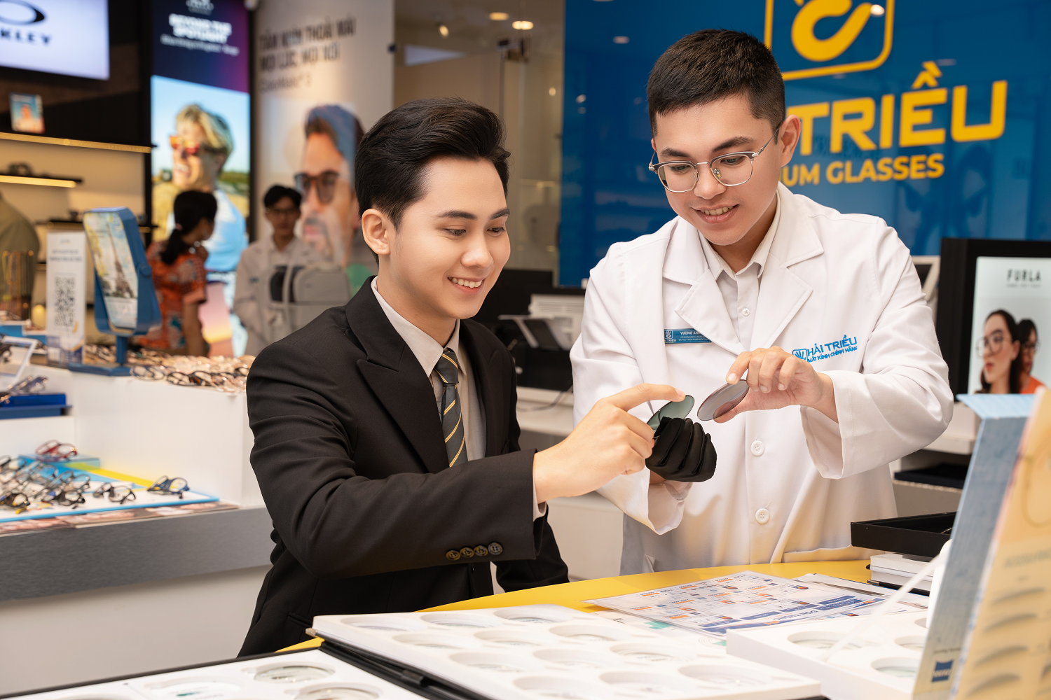 Khách hàng luôn có “Quyền Được An Tâm” khi mua sắm tròng kính đổi màu tại Kính Hải Triều