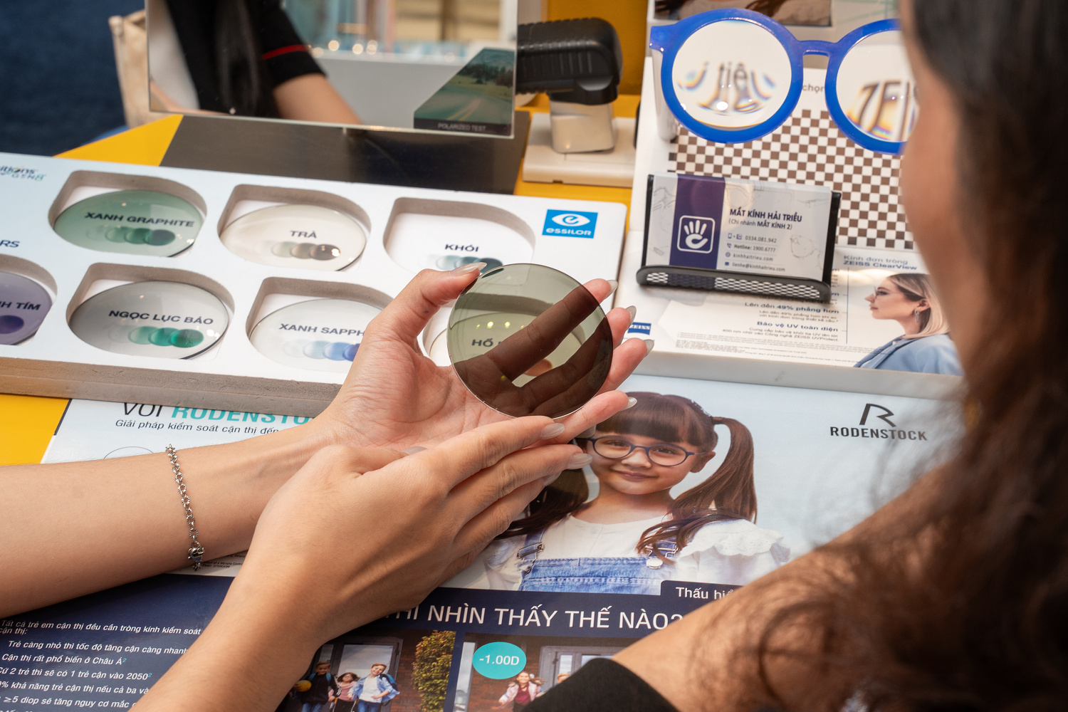 Kính Hải Triều cung cấp danh mục tròng kính đổi màu đa dạng để khách hàng lựa chọn