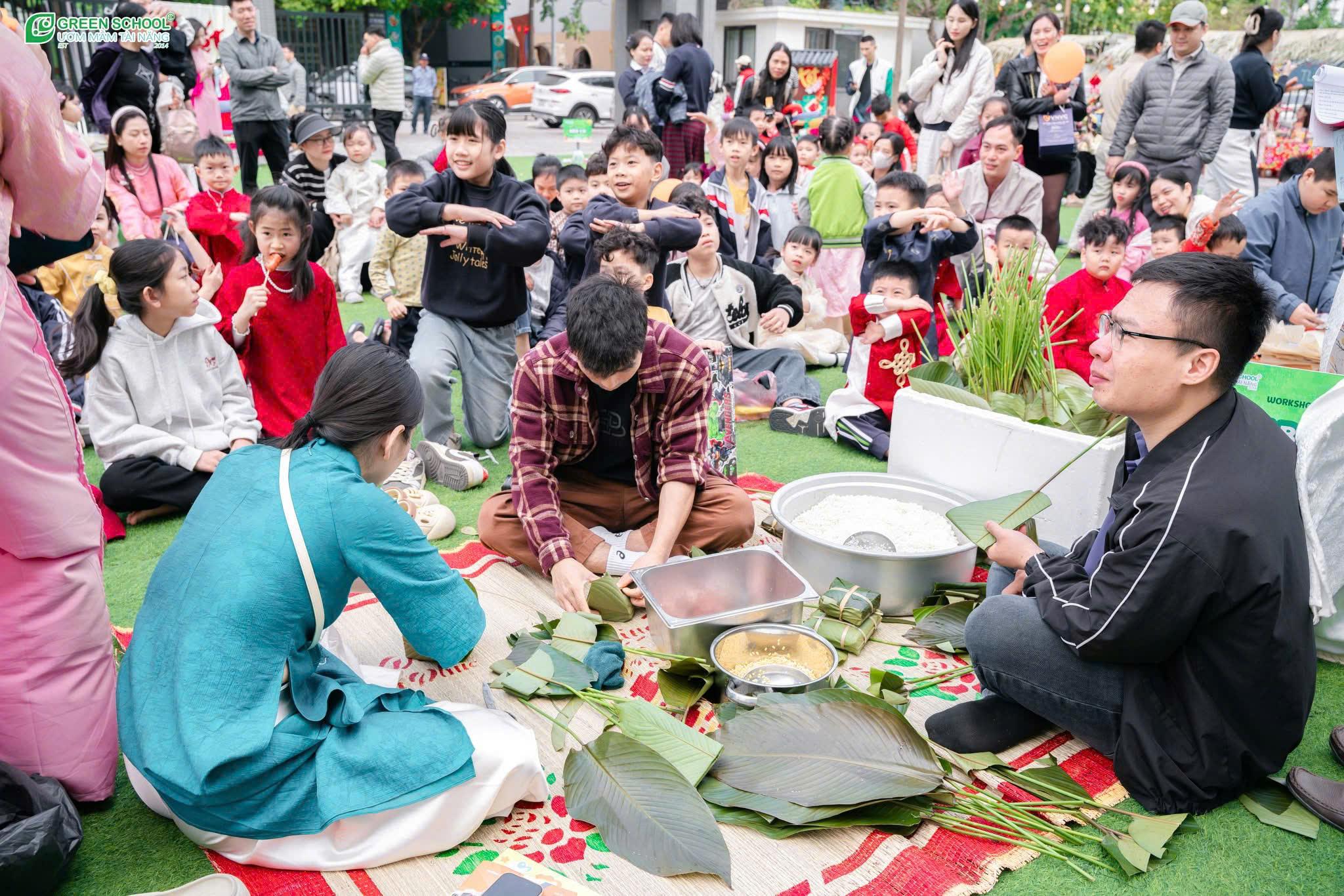 Các gia đình hào hứng gói bánh chưng, chạm tay vào truyền thống và học cách sẻ chia, hợp tác, kết nối cảm xúc qua trải nghiệm Tết Việt