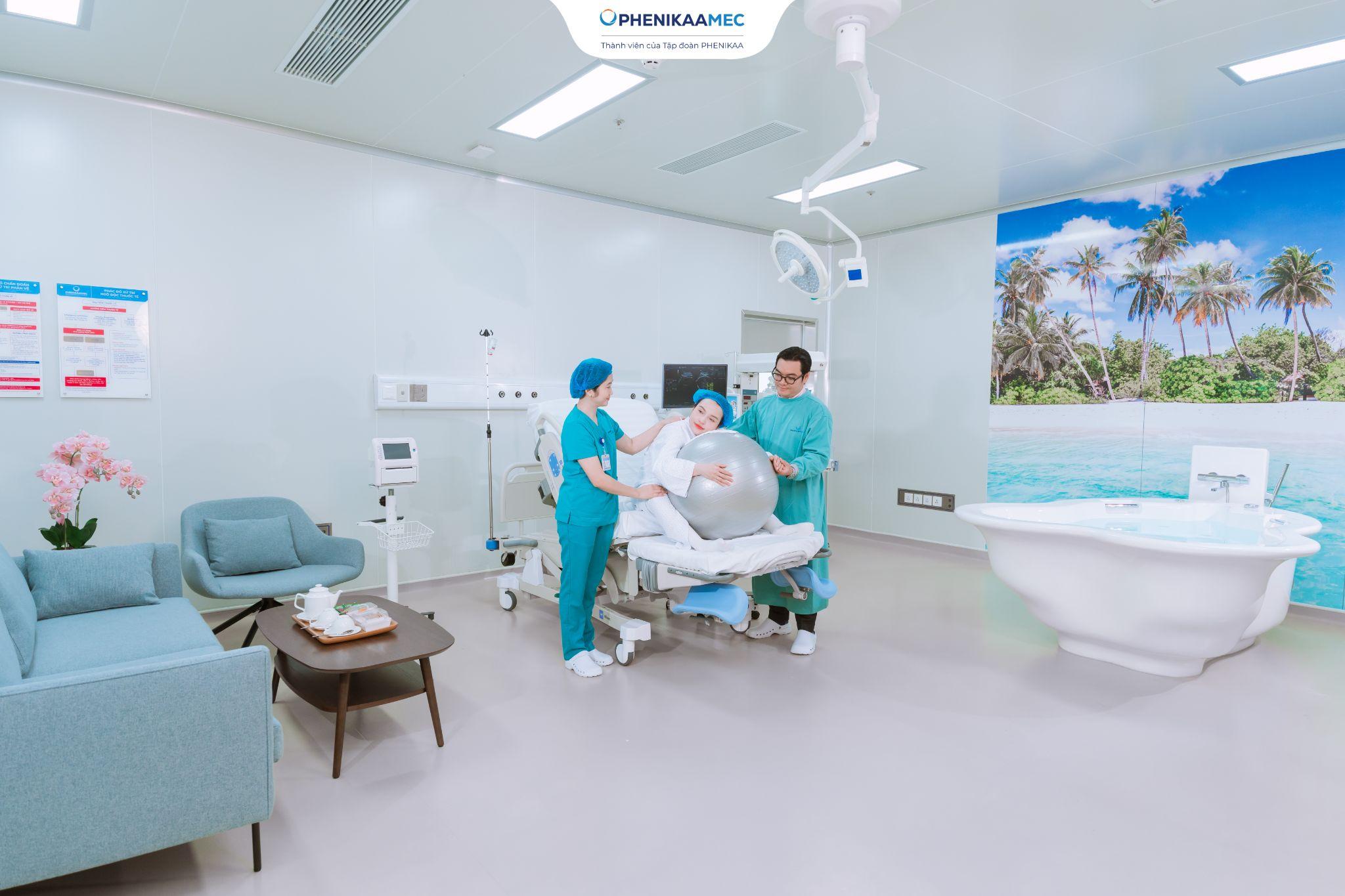 Với thai sản trọn gói Luxury, mẹ bầu được theo dõi sinh thường trong phòng sinh cao cấp với bồn sinh nước ấm - phương pháp giảm đau tự nhiên, có người nhà và chuyên gia đồng hành