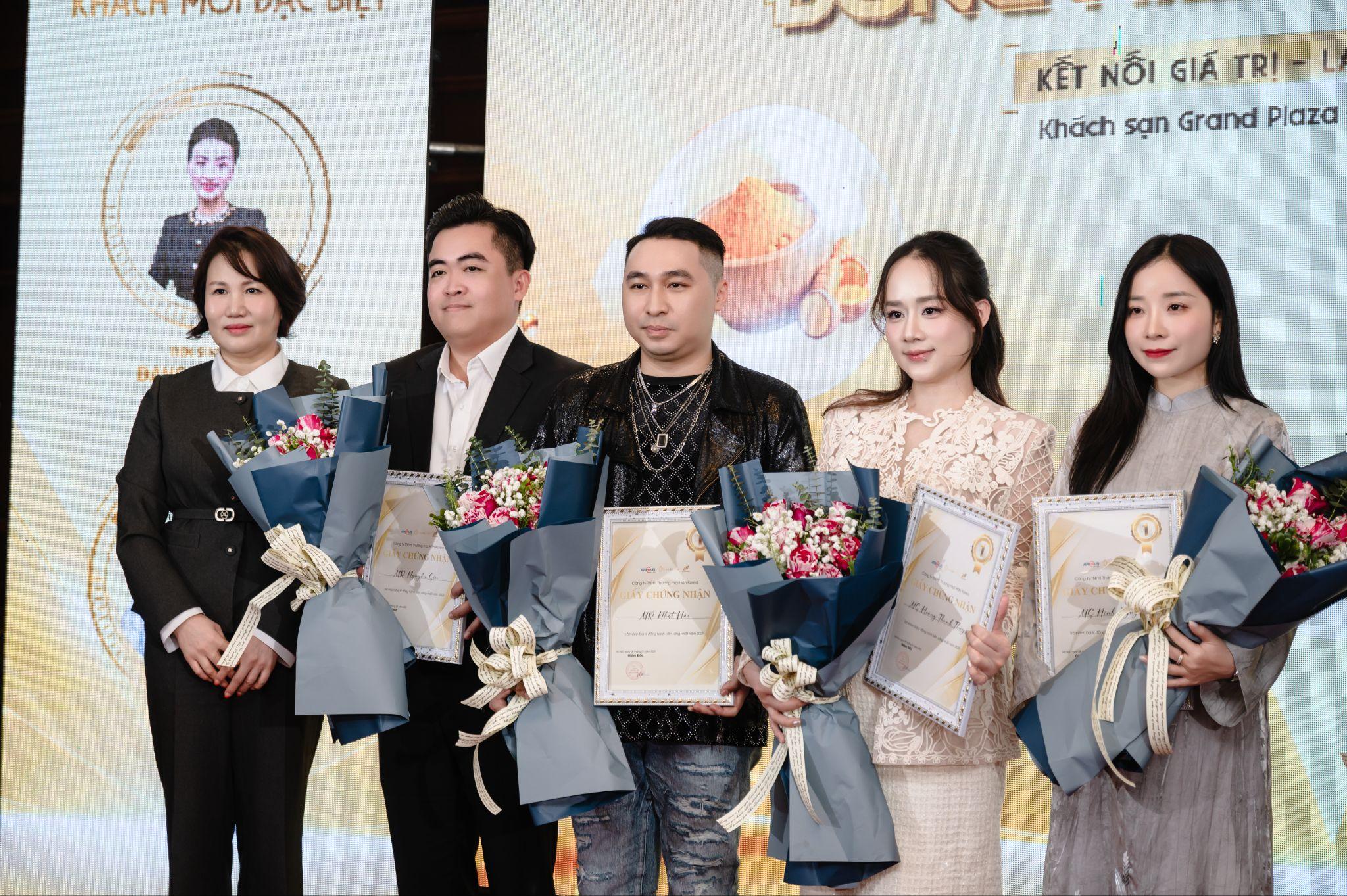  Ban Tổ chức vinh danh các đại lý và đối tác đồng hành tại hội thảo.