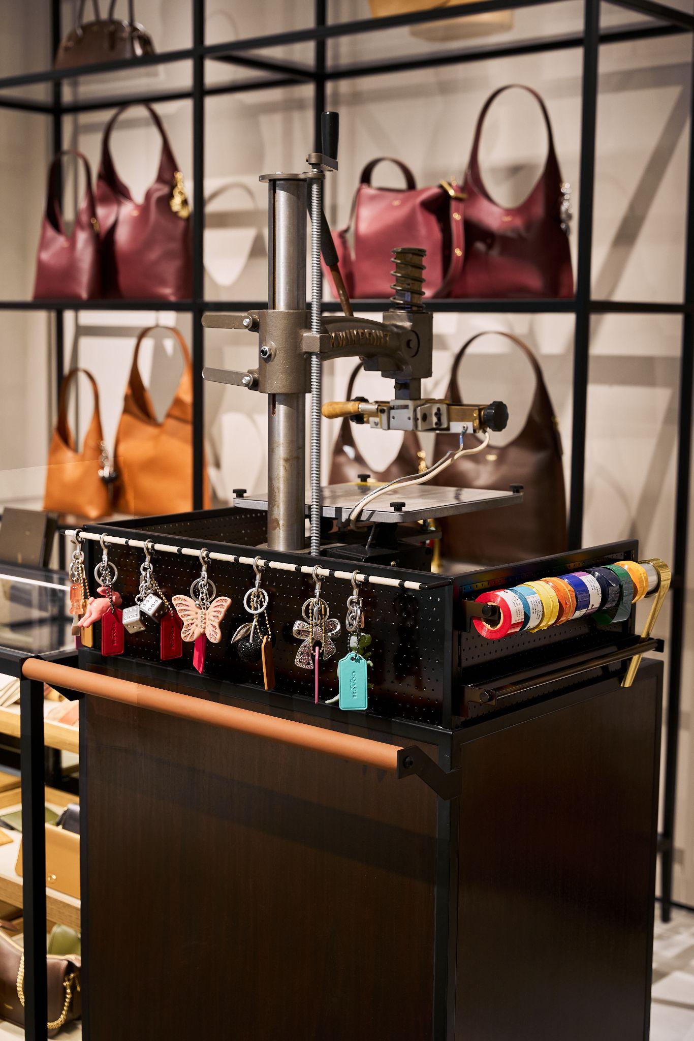 Trải nghiệm cá nhân hóa hangtag da tại Coach