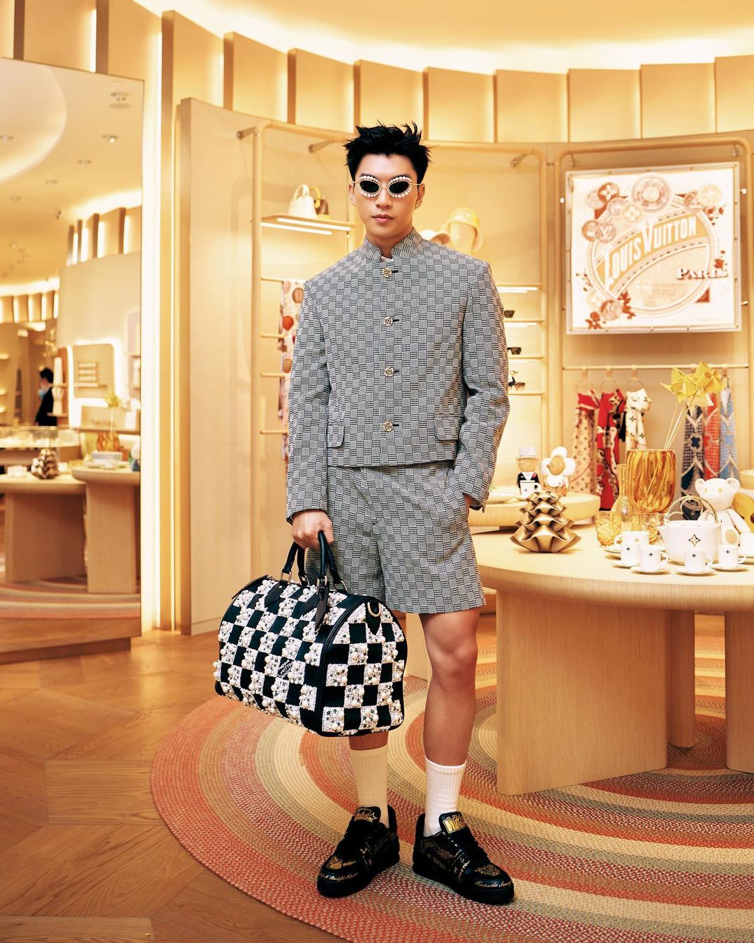 Mỗi lần HIEUTHUHAI xuất hiện cùng Louis Vuitton đều tạo hiệu ứng truyền thông mạnh mẽ.