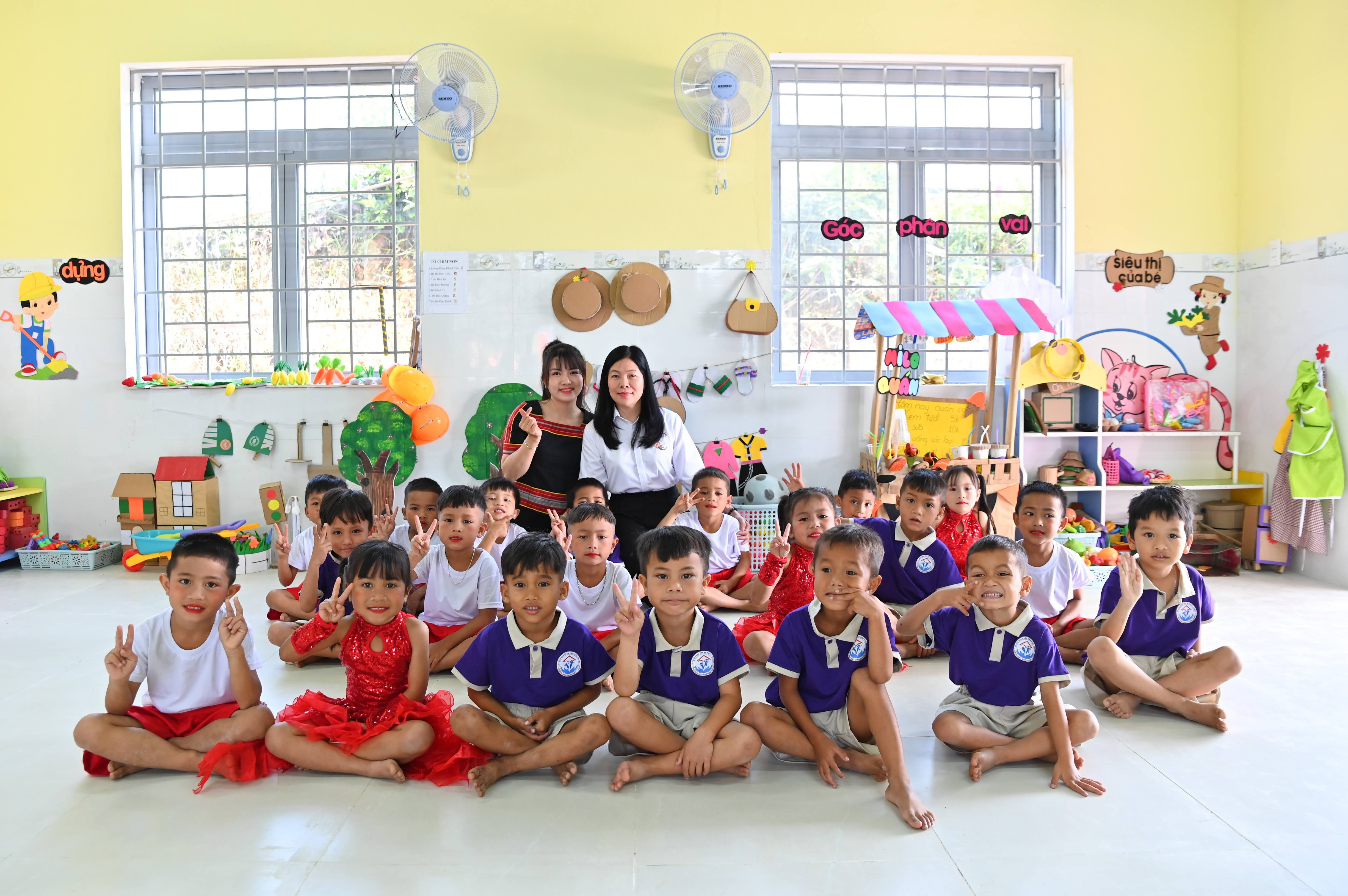 Niềm vui của cô trò điểm trường thôn Phước Công 2 trong lớp học mới sáng sủa, kiên cố