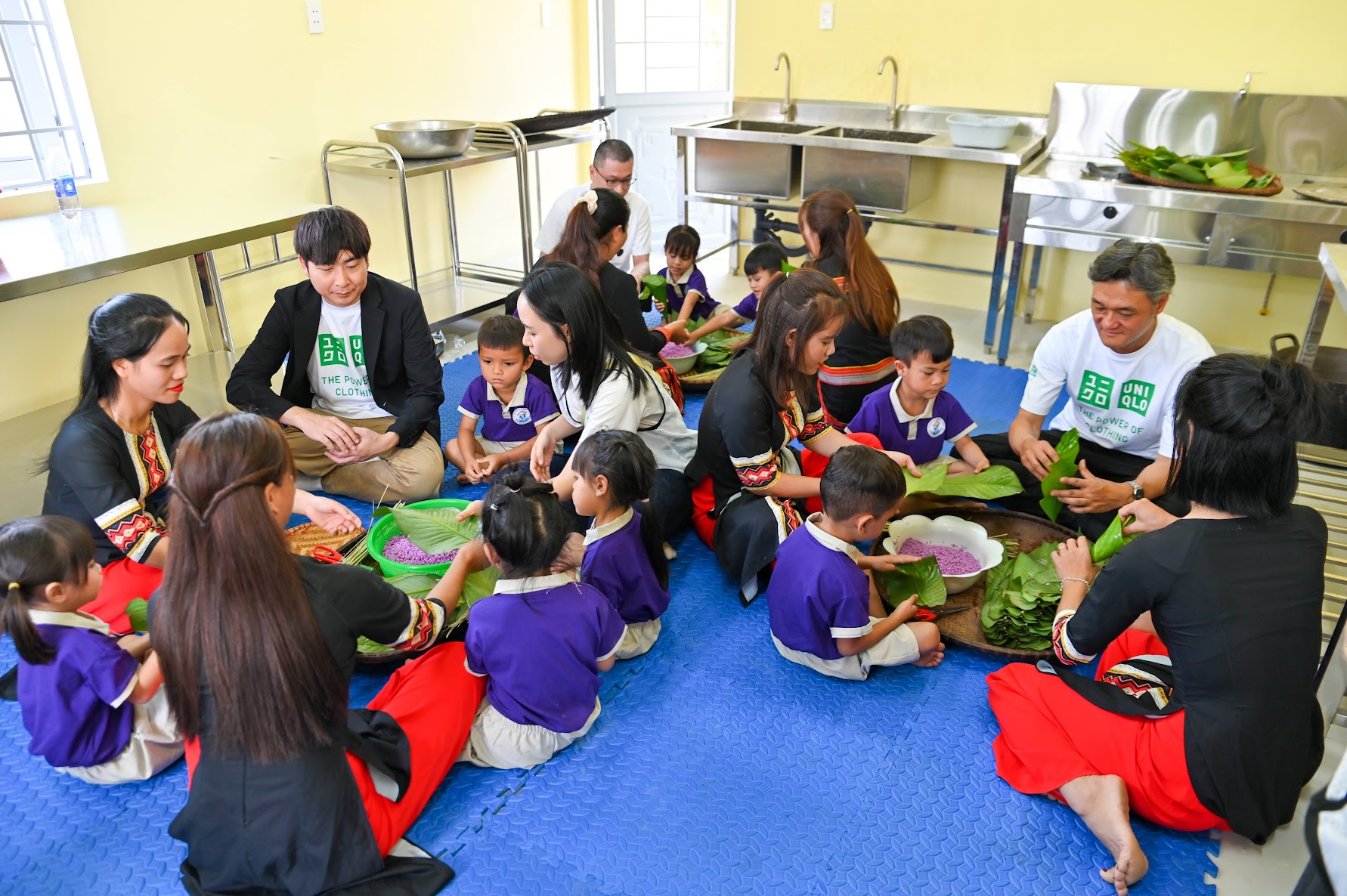 Phòng bếp mới sạch sẽ, tươm tất tại điểm trường thôn Phước Công 2 do UNIQLO Việt Nam và Quỹ Hy vọng hỗ trợ xây dựng