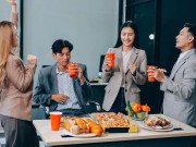 Hội công sở và trăm sắc thái "đón Tết" chốn văn phòng