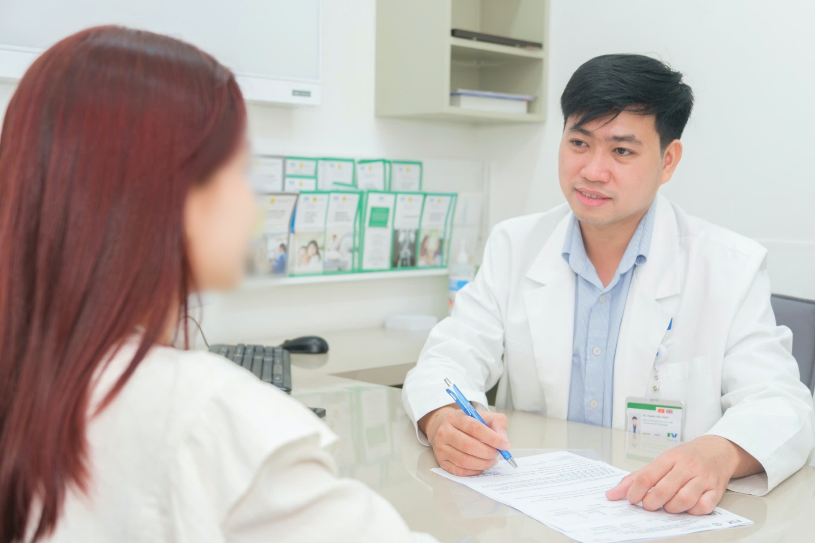 Bác sĩ Huỳnh Hữu Danh tư vấn cho bệnh nhân kỹ thuật can thiệp tắc mạch điều trị cường kinh (Ảnh: Bệnh viện FV)