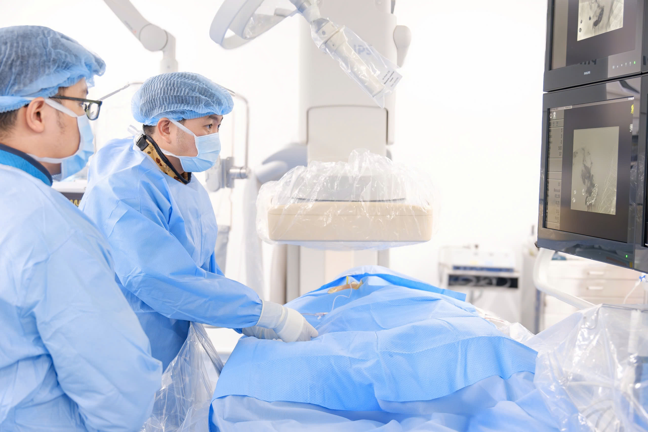 BS.CKI Huỳnh Hữu Danh làm thủ thuật tắc mạch điều trị cường kinh do u xơ tử cung (Ảnh: FV)