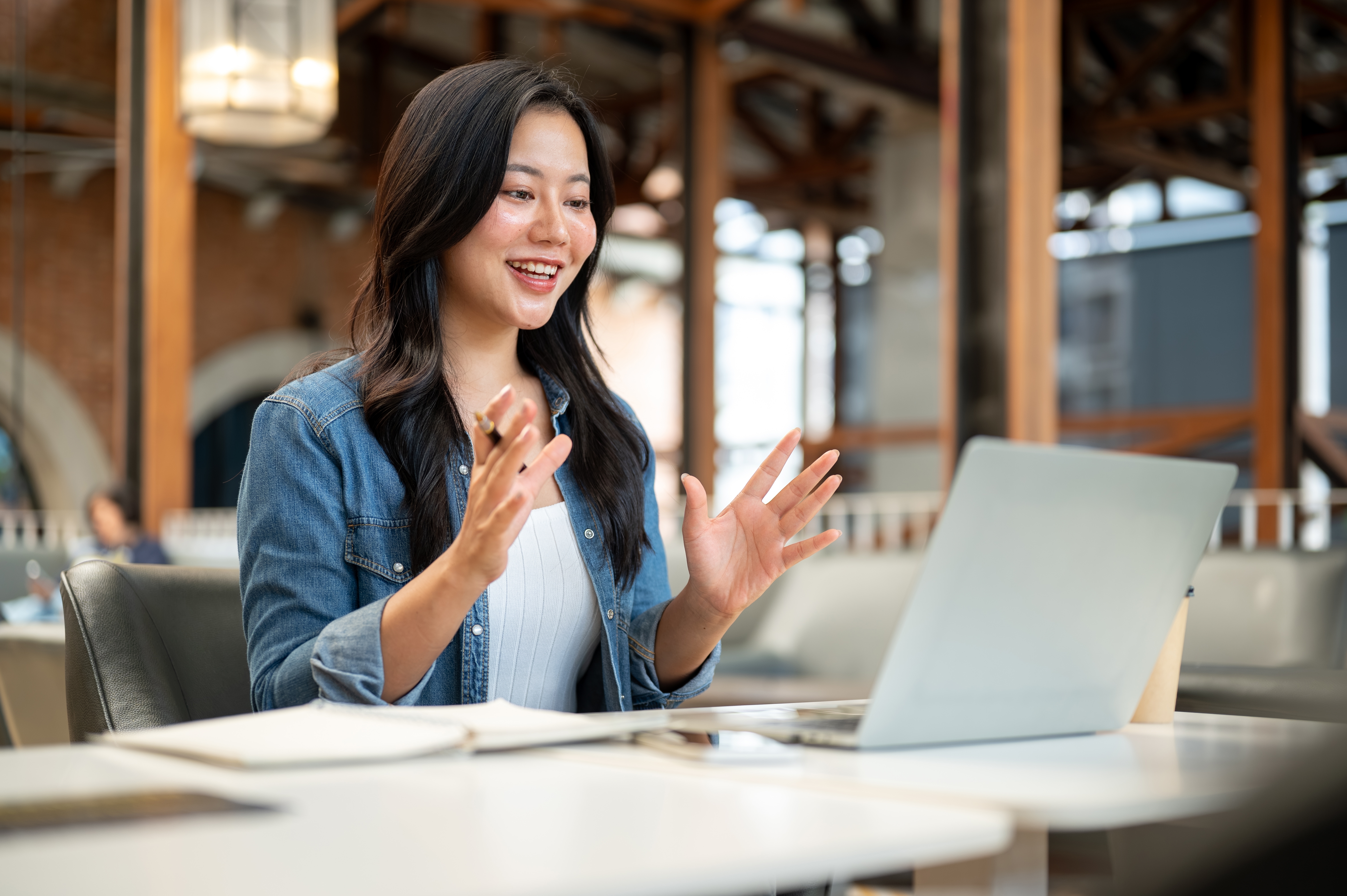 Phụ nữ hạnh phúc khi được theo đuổi công việc mình yêu thích. Ảnh: Shutterstock