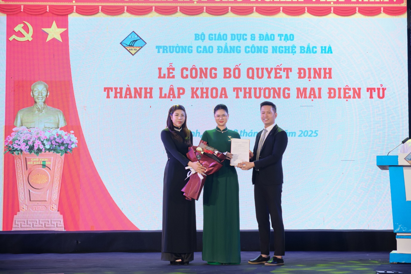 Đại diện Ban Giám hiệu Trường Cao đẳng Công nghệ Bắc Hà trao quyết định bổ nhiệm cho đạo diễn Vi Ngọc Lan – Founder Dalali Academy