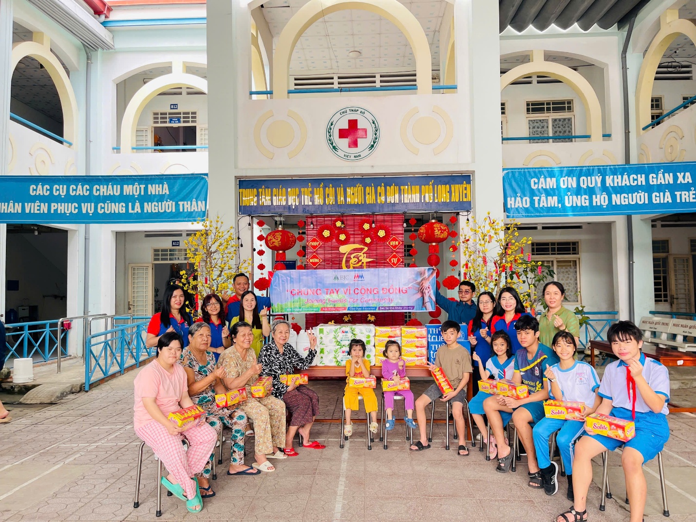 MM Mega Market Long Xuyên tặng nhu yếu phẩm đến Trung tâm giáo dục trẻ mồ côi và người già neo đơn TP. Long Xuyên (An Giang).