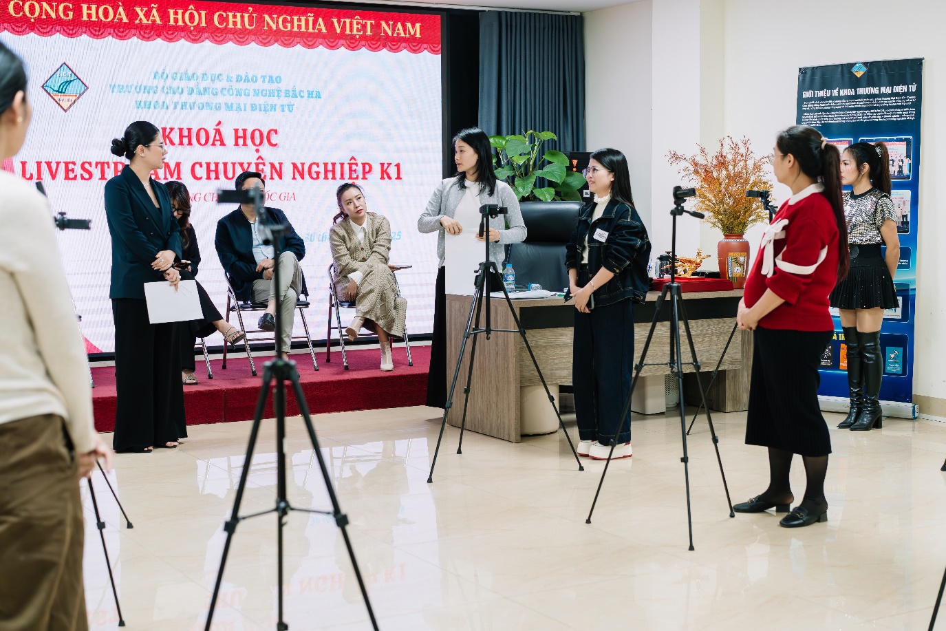 Cô Vi Ngọc Lan trực tiếp hướng dẫn sinh viên trong các giờ thực hành chuyên sâu, chú trọng quy chuẩn hóa kỹ năng và pháp lý.