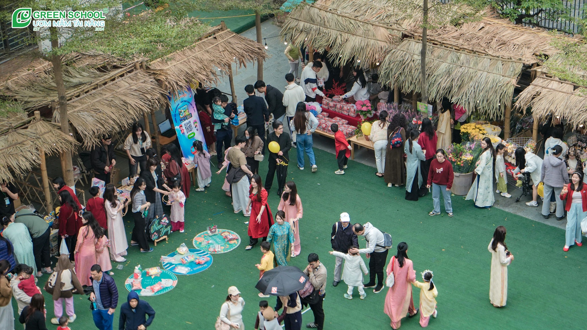 Không gian hội chợ Sắc Xuân rộn ràng với các gian hàng truyền thống, nơi trẻ và gia đình cùng trải nghiệm, giao lưu và lan tỏa tinh thần gắn kết trong ngày hội Tết.