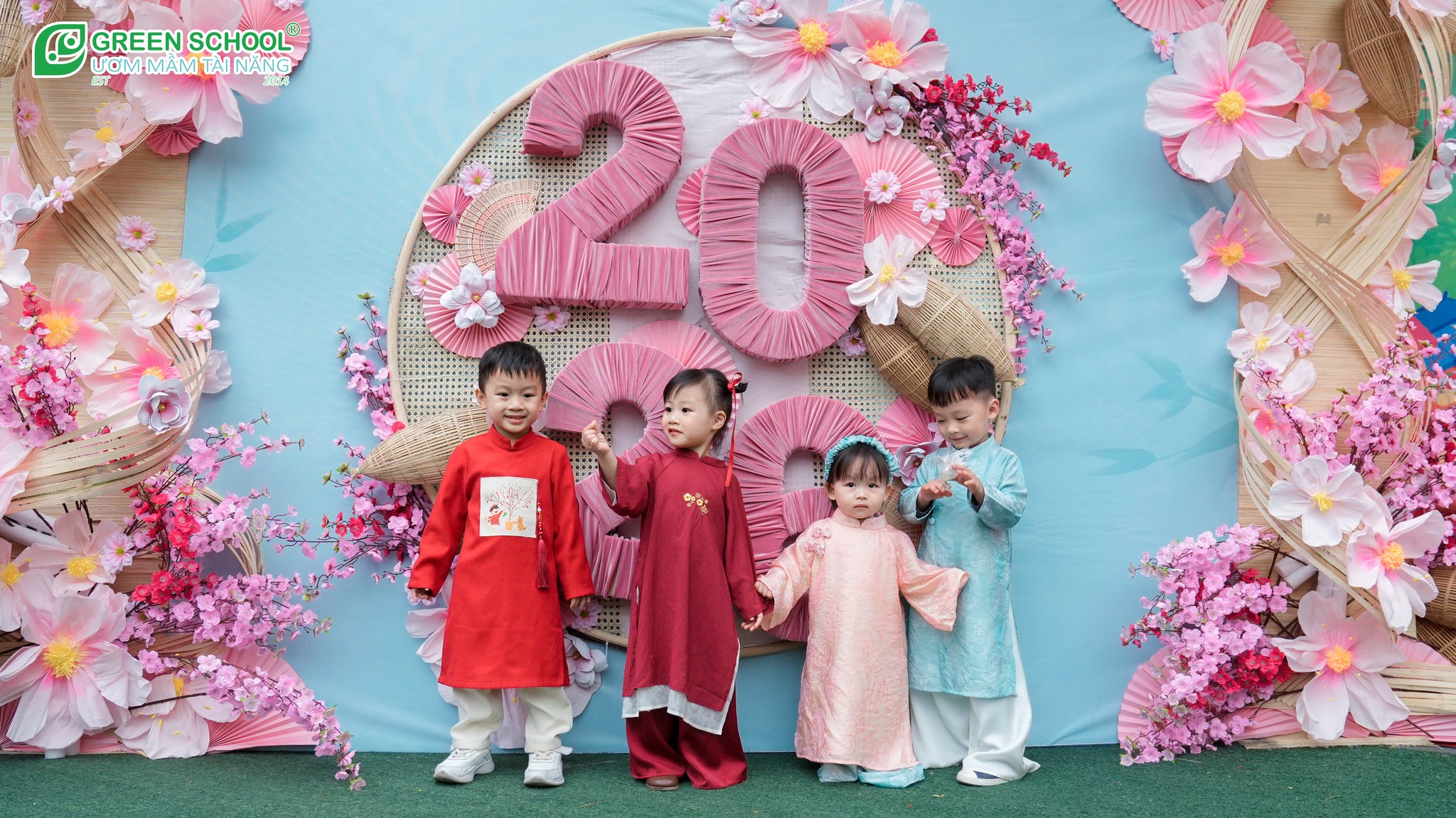 Khoảnh khắc xuân trong trẻo của các em nhỏ bên không gian Tết truyền thống, lưu giữ những ký ức đầu đời về niềm vui, sự gắn kết và giá trị văn hóa Việt.