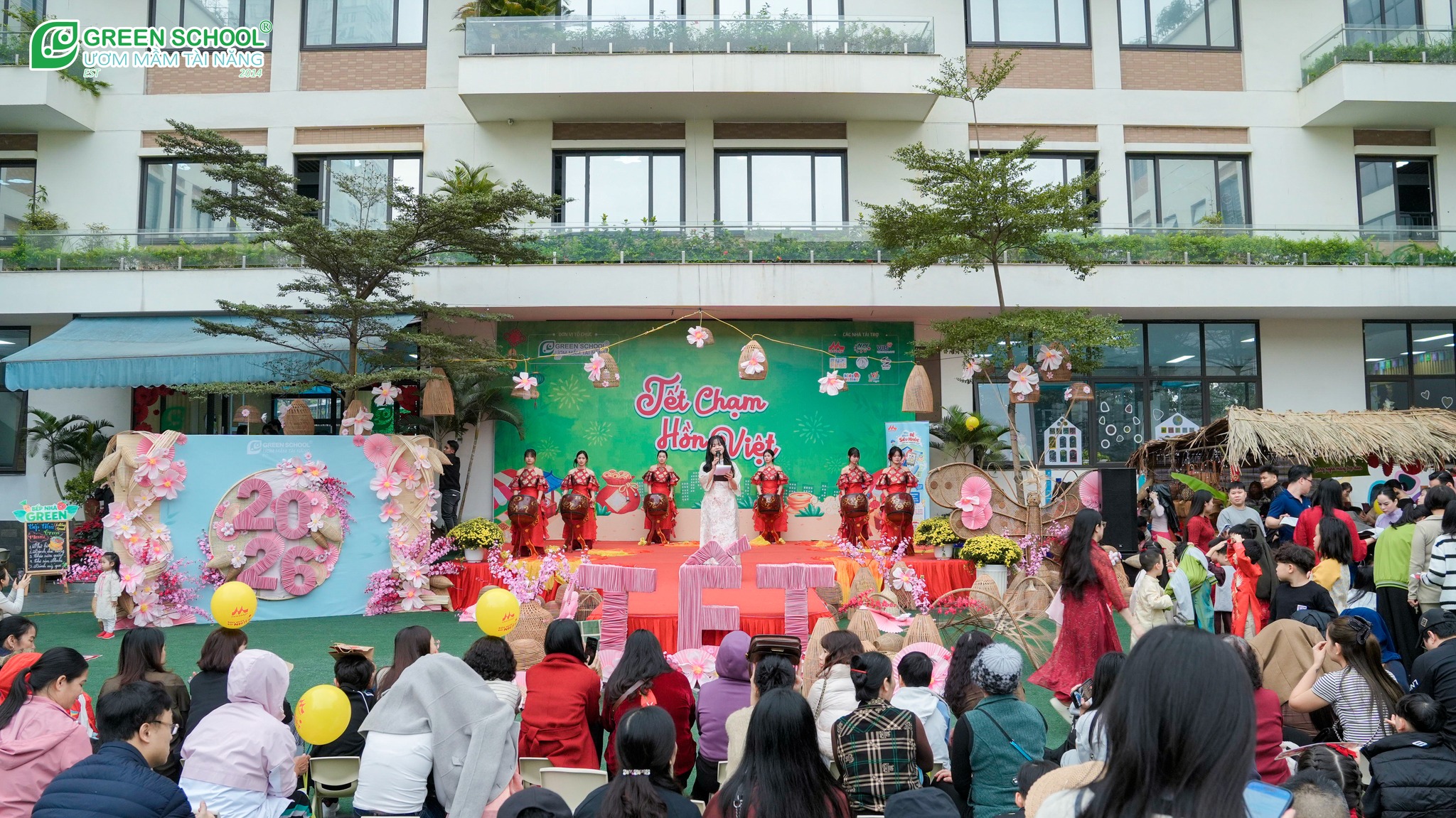 Không gian Tết truyền thống được tái hiện sinh động trong Tết Chạm Hồn Việt 2026 – nơi học sinh được hòa mình vào sắc xuân dân tộc, trải nghiệm văn hóa Việt và nuôi dưỡng cảm xúc tích cực thông qua những hoạt động gắn kết, giàu ý nghĩa giáo dục.