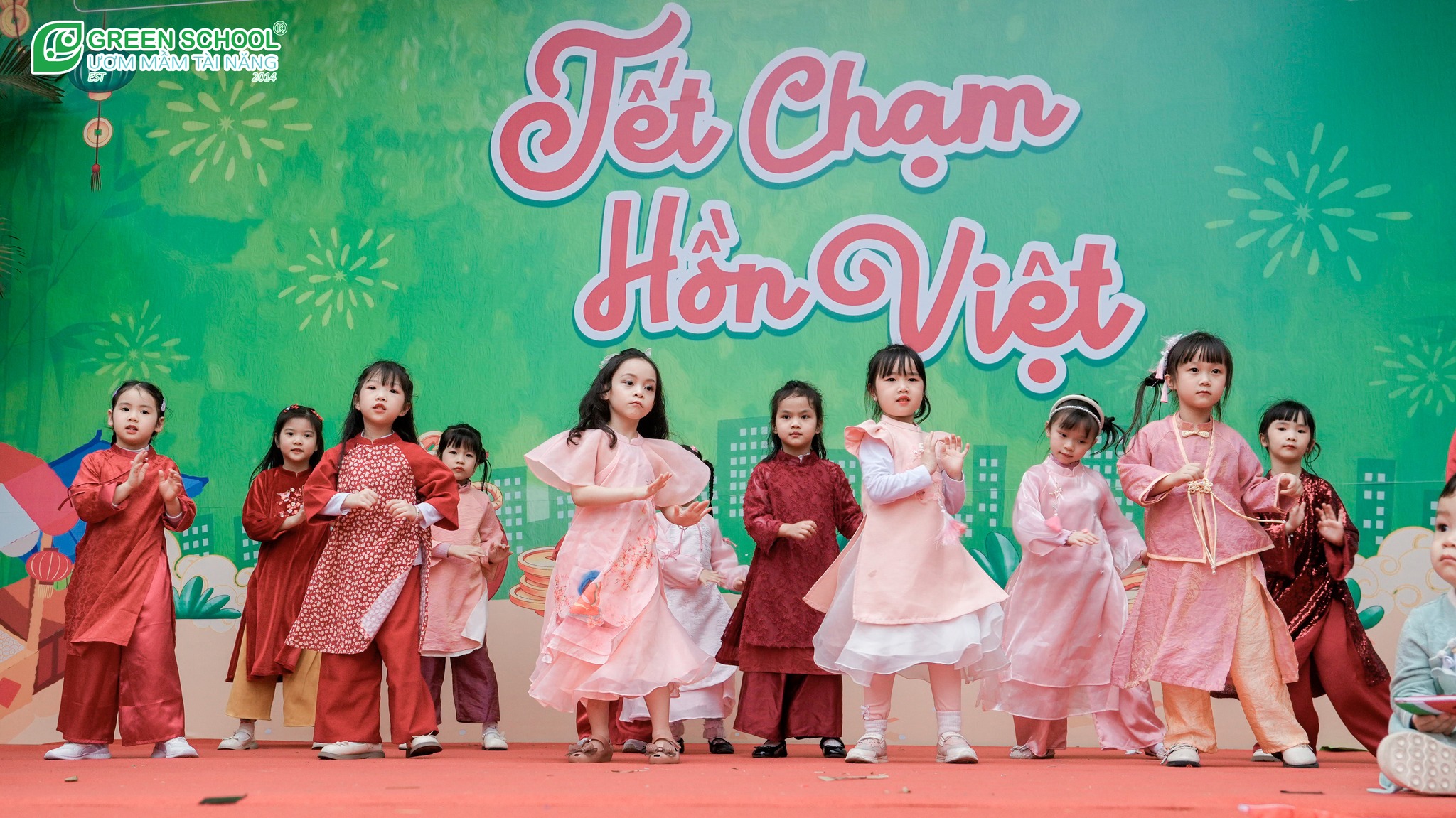 Các em nhỏ tự tin biểu diễn văn nghệ mừng xuân trên sân khấu Tết Chạm Hồn Việt 2026, lan tỏa niềm vui, sự hồn nhiên và tinh thần gắn kết trong không gian Tết truyền thống.