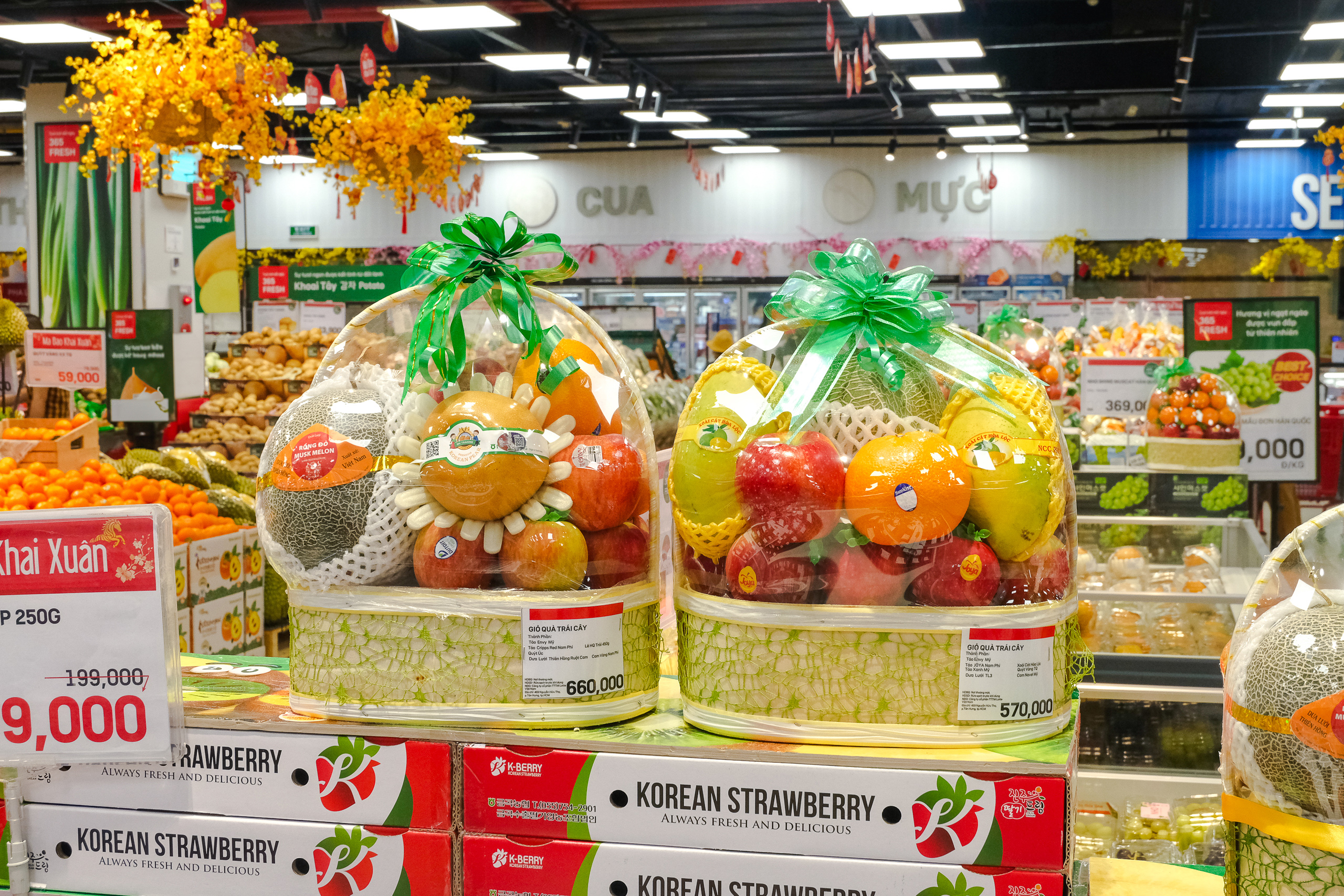 C&aacute;c giỏ qu&agrave; Tết sản phẩm tr&aacute;i c&acirc;y, rau củ, được tr&igrave;nh l&agrave;ng nhiều hơn trong năm nay