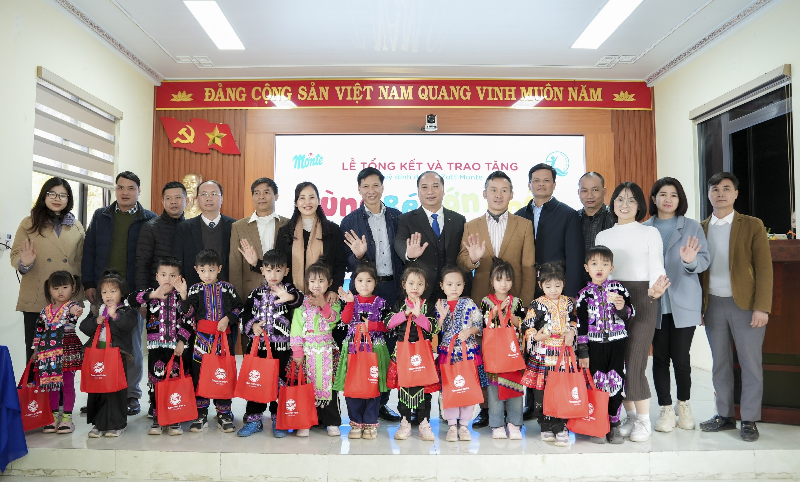 Zott Monte cùng cộng đồng trao 140.000 hũ dinh dưỡng cho hơn 4.100 trẻ em vùng cao sử dụng trong 2 tháng - 1