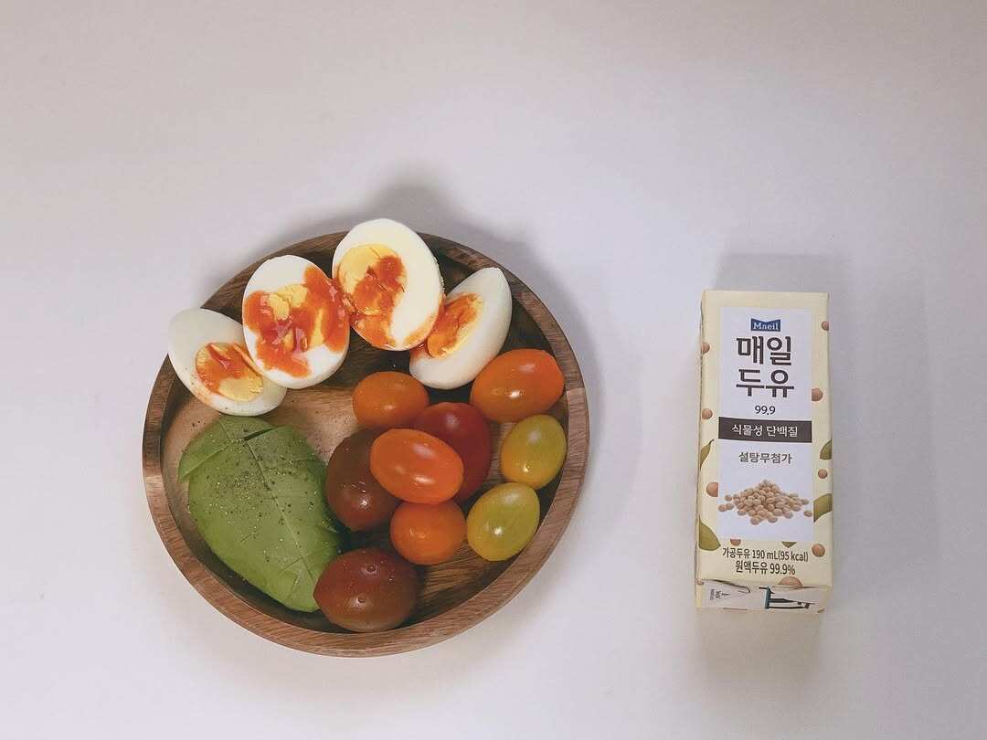 Cà chua ít calo, nhiều nước, giàu lycopene, hỗ trợ tiêu hóa, giảm mỡ bụng. Giá rẻ, dễ tìm, phù hợp thực đơn giảm cân hằng ngày, an toàn, bền.