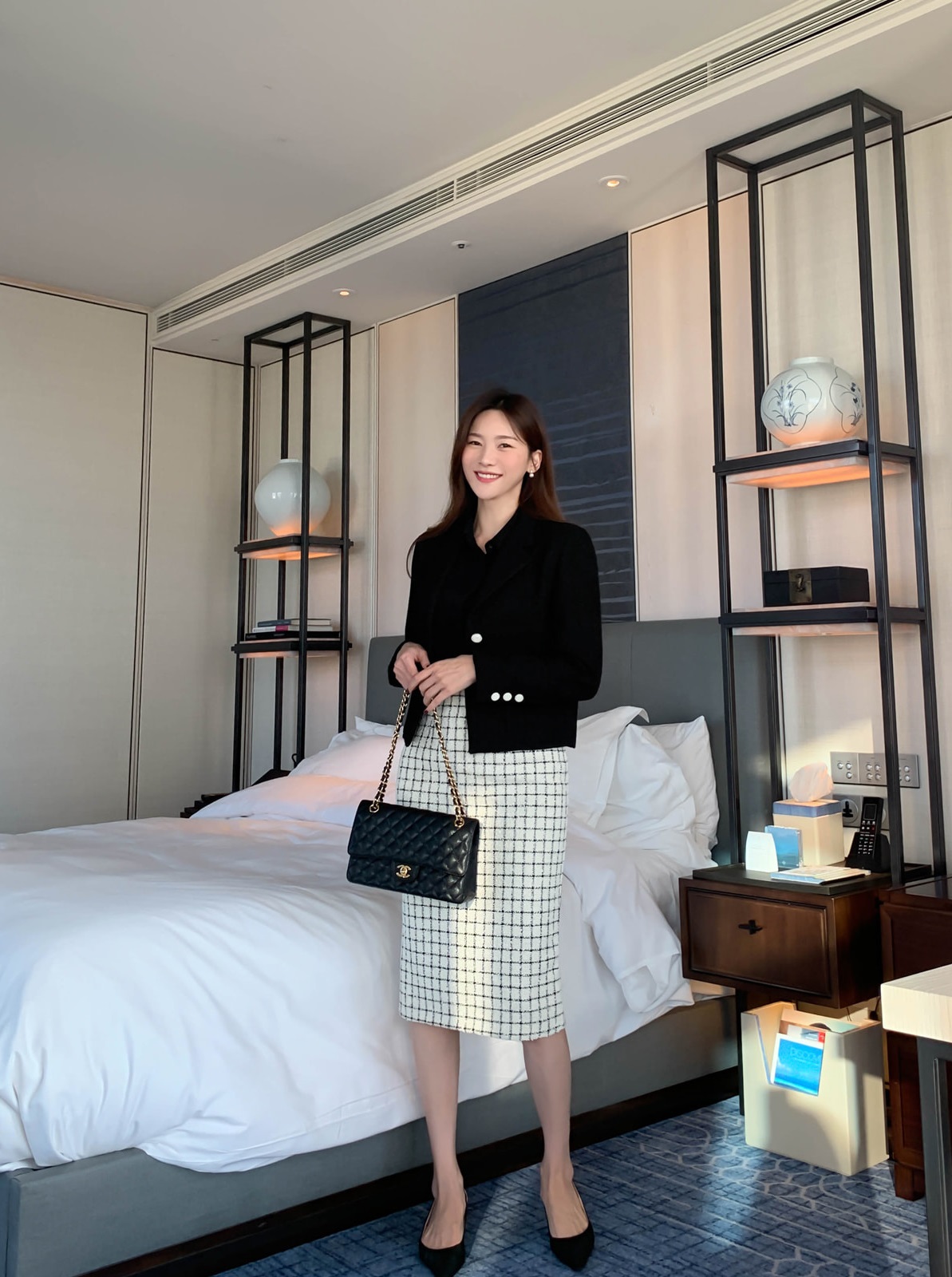 Giày cao gót là trợ thủ quen thuộc giúp cải thiện chiều cao nhanh chóng. Chị em 1m60 nên ưu tiên giày mũi nhọn, gót thanh với độ cao vừa phải để kéo dài đôi chân. Kiểu giày này giúp vóc dáng trông cao ráo mà vẫn giữ được sự tinh tế.