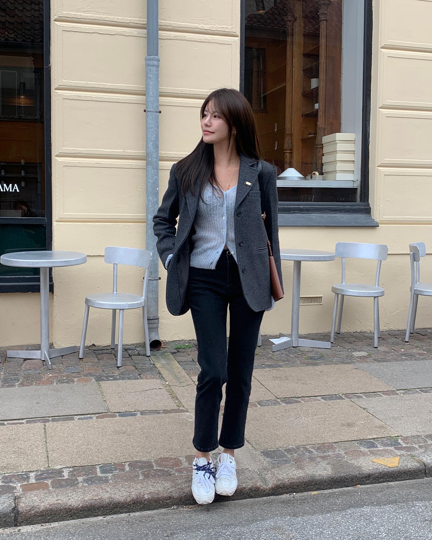 Qua 40 tuổi, phụ nữ chọn quần jeans đúng cách với 4 kiểu này: Vừa đẹp dáng lại không lo lỗi mốt - 1