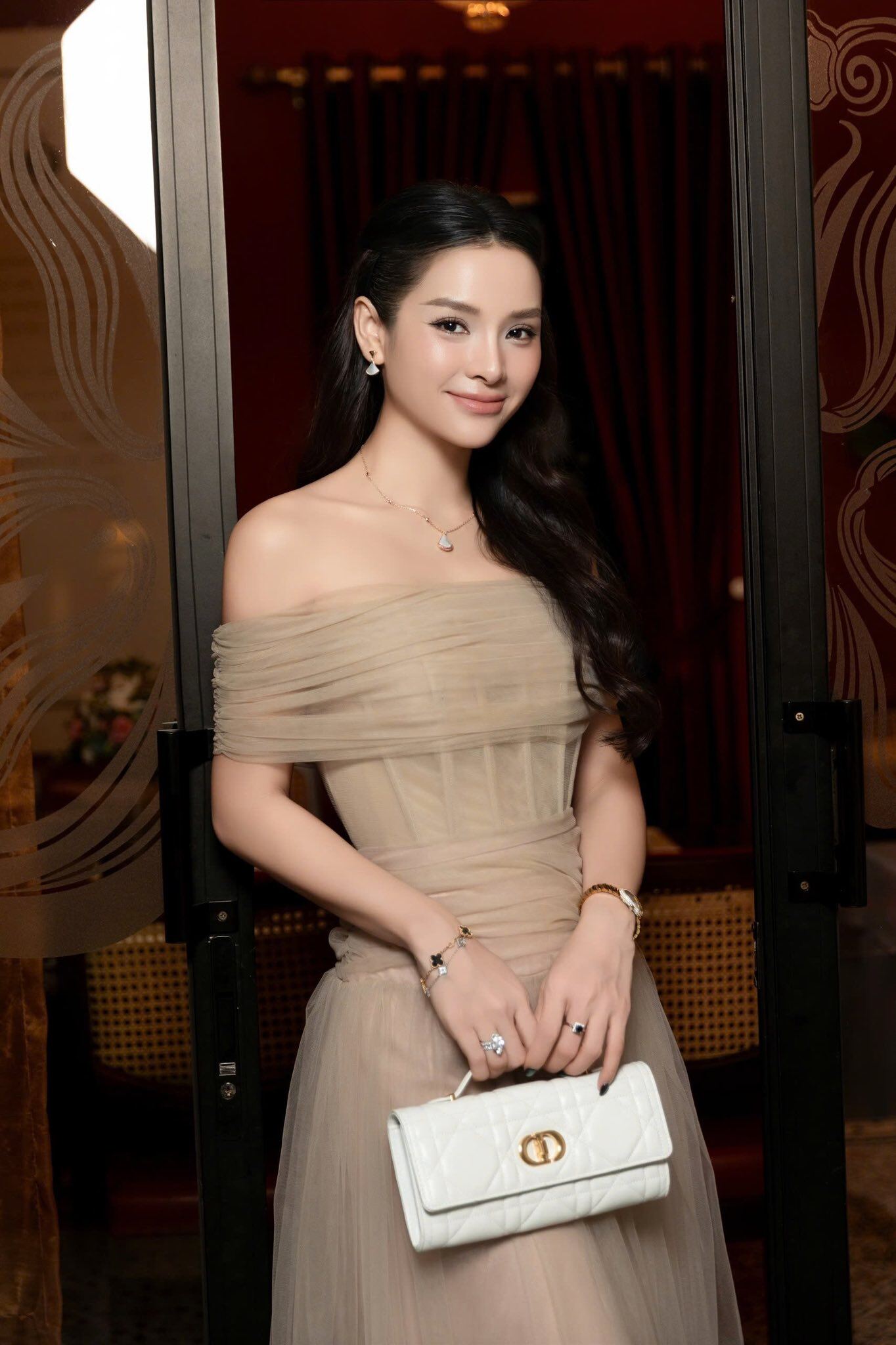 Mẹ bỉm nóng bỏng nhất Vbiz: Từng được hỏi cưới bằng 88 cây vàng, U40 sở hữu 3 vòng amp;#34;căng đétamp;#34; đẹp mê mẩn - 10