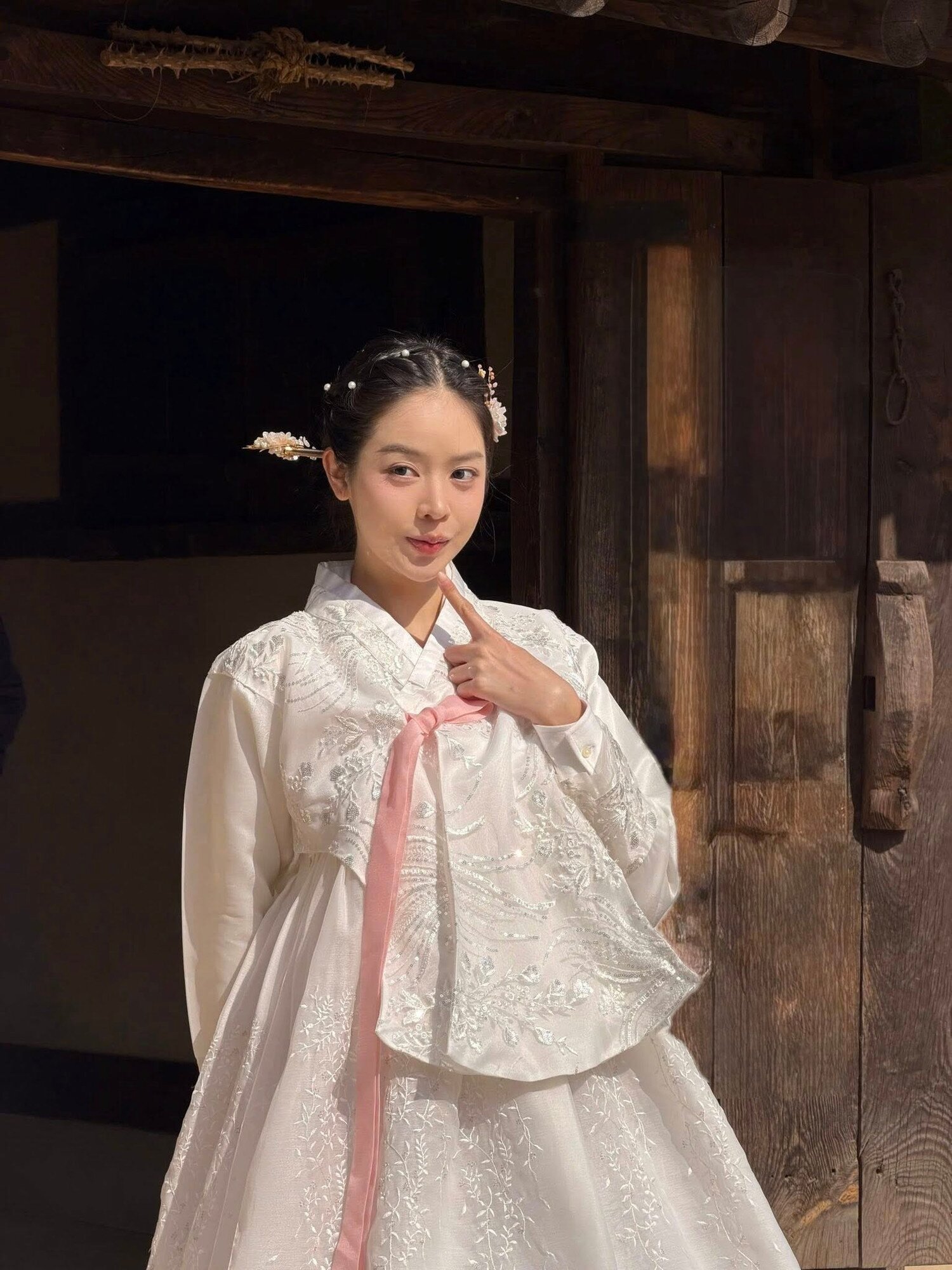 Hoa hậu Thanh Thủy được khen amp;#34;như xé truyện bước raamp;#34; trong trang phục hanbok - 1