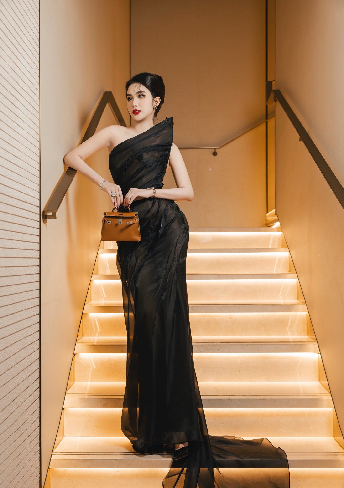 2 mỹ nhân tên Loan hot nhất hiện nay: Người sang chảnh chuẩn amp;#34;phú bàamp;#34;, người suýt bị gia đình từ mặt vì amp;#34;dao kéoamp;#34; - 11