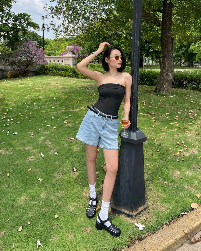 Tủ đồ mùa hè của chị em phải có 4 kiểu áo amp;#34;ruộtamp;#34; này, mặc vào trẻ hơn tuổi, đi biển là đúng bài - 1