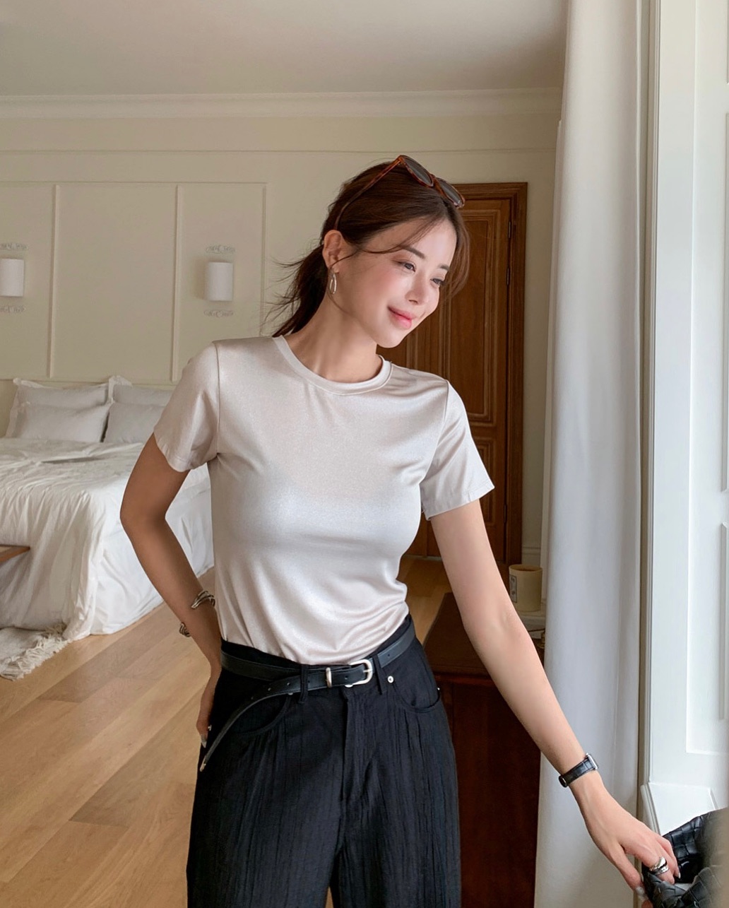 Bước sang mùa hè, chị em amp;#34;ăn gianamp;#34; tuổi cực đỉnh nhờ 5 món thời trang này, dễ phối thành nhiều outfit - 2