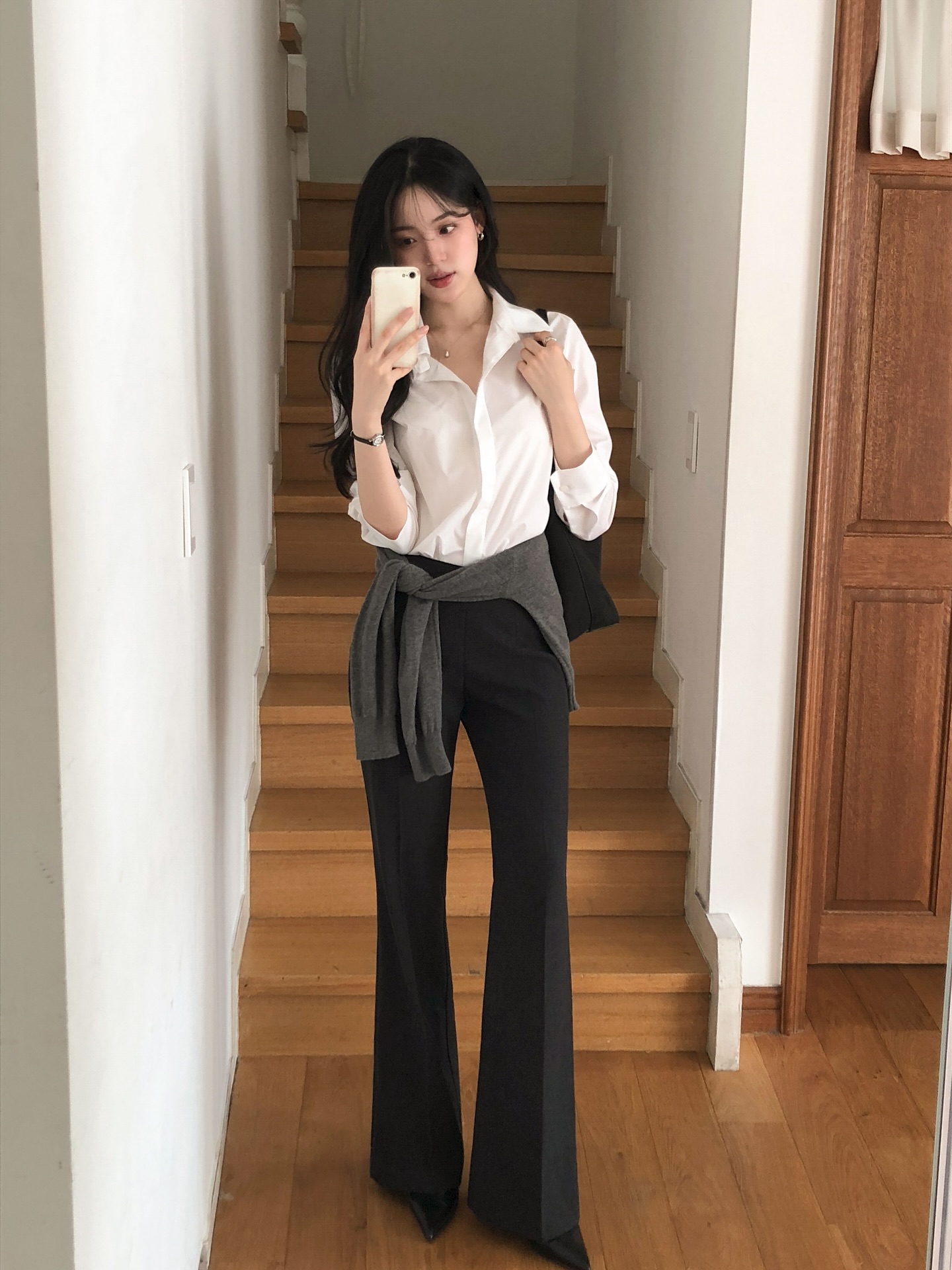 Hè này mặc gì đi làm cho mát mà vẫn đẹp, 5 công thức sau là câu trả lời cho hội chị em - 1