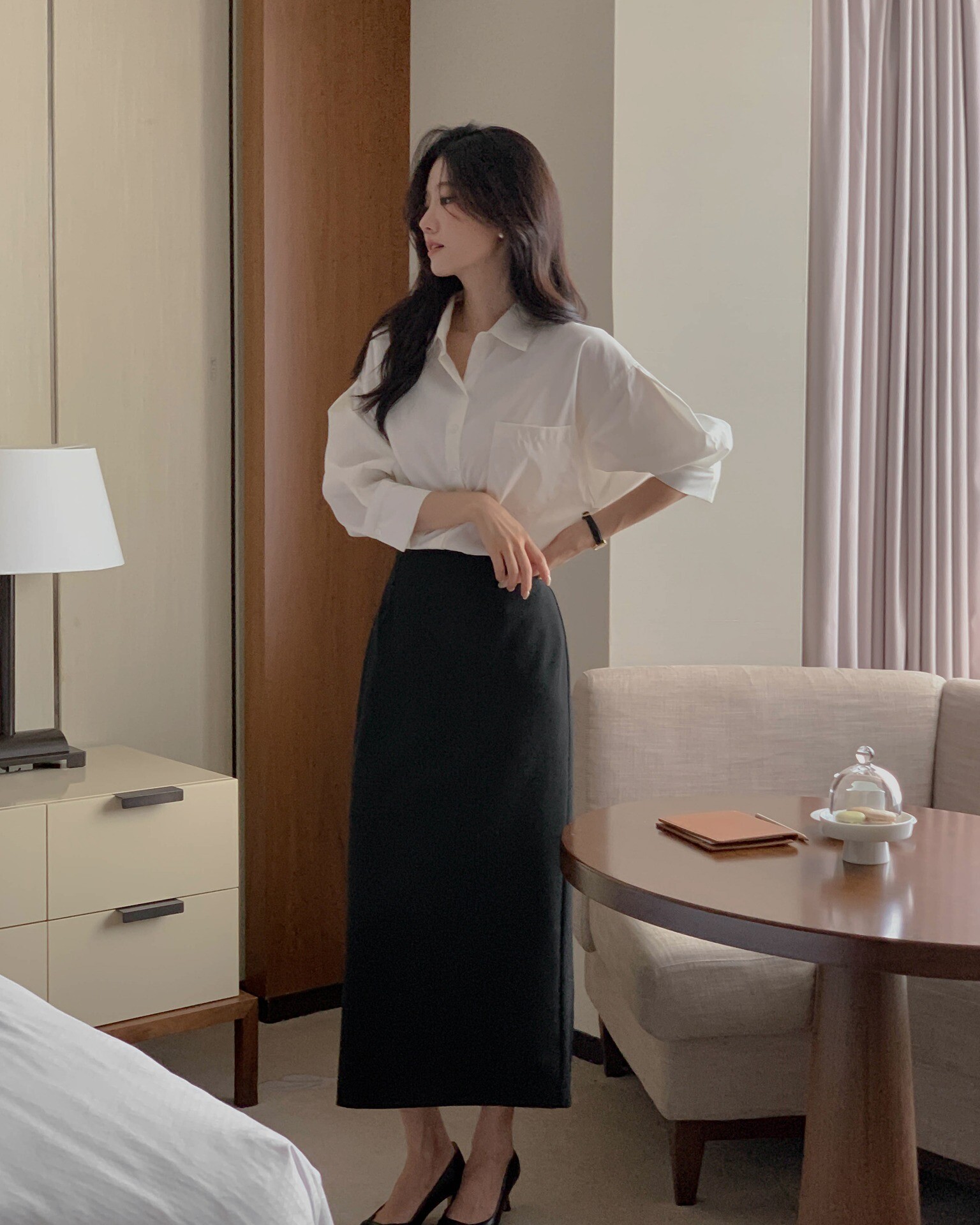 Áo sơ mi kết hợp chân váy là công thức kinh điển giúp giữ vẻ ngoài thanh lịch nơi công sở. Trong mùa Hè, nên ưu tiên chất liệu mỏng nhẹ, màu sáng để tăng cảm giác thoáng mát. Sơ vin gọn gàng sẽ giúp tổng thể trông cao ráo, chỉn chu hơn.