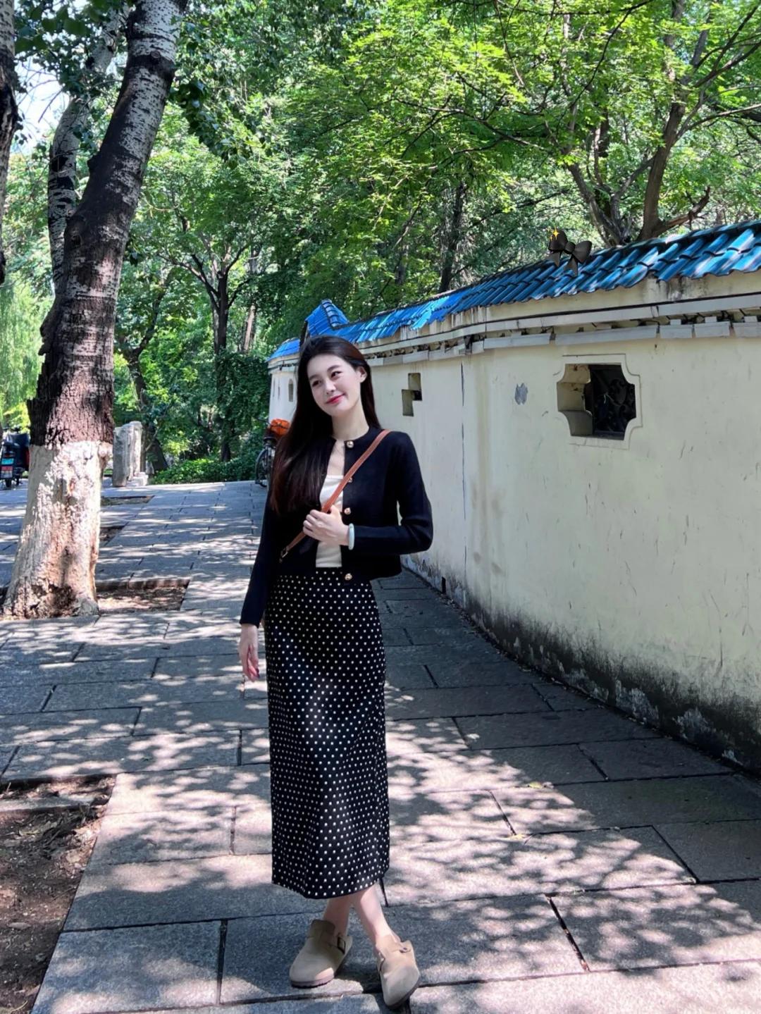 Đừng mặc mãi chân váy suông, chị em đổi sang 4 kiểu hot mùa Hè này vừa trẻ xinh lại tôn dáng thần sầu - 1