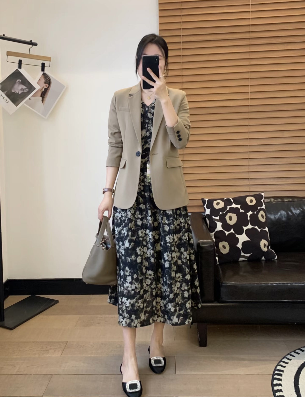 Váy hoa nhí mang lại vẻ ngoài tươi tắn, nữ tính, rất phù hợp mùa Hè. Nên chọn thiết kế dài qua gối, họa tiết nhỏ và màu sắc dịu nhẹ để giữ sự thanh lịch nơi công sở. Chỉ cần phối đơn giản cũng đủ tạo cảm giác xinh xắn, dễ chịu.