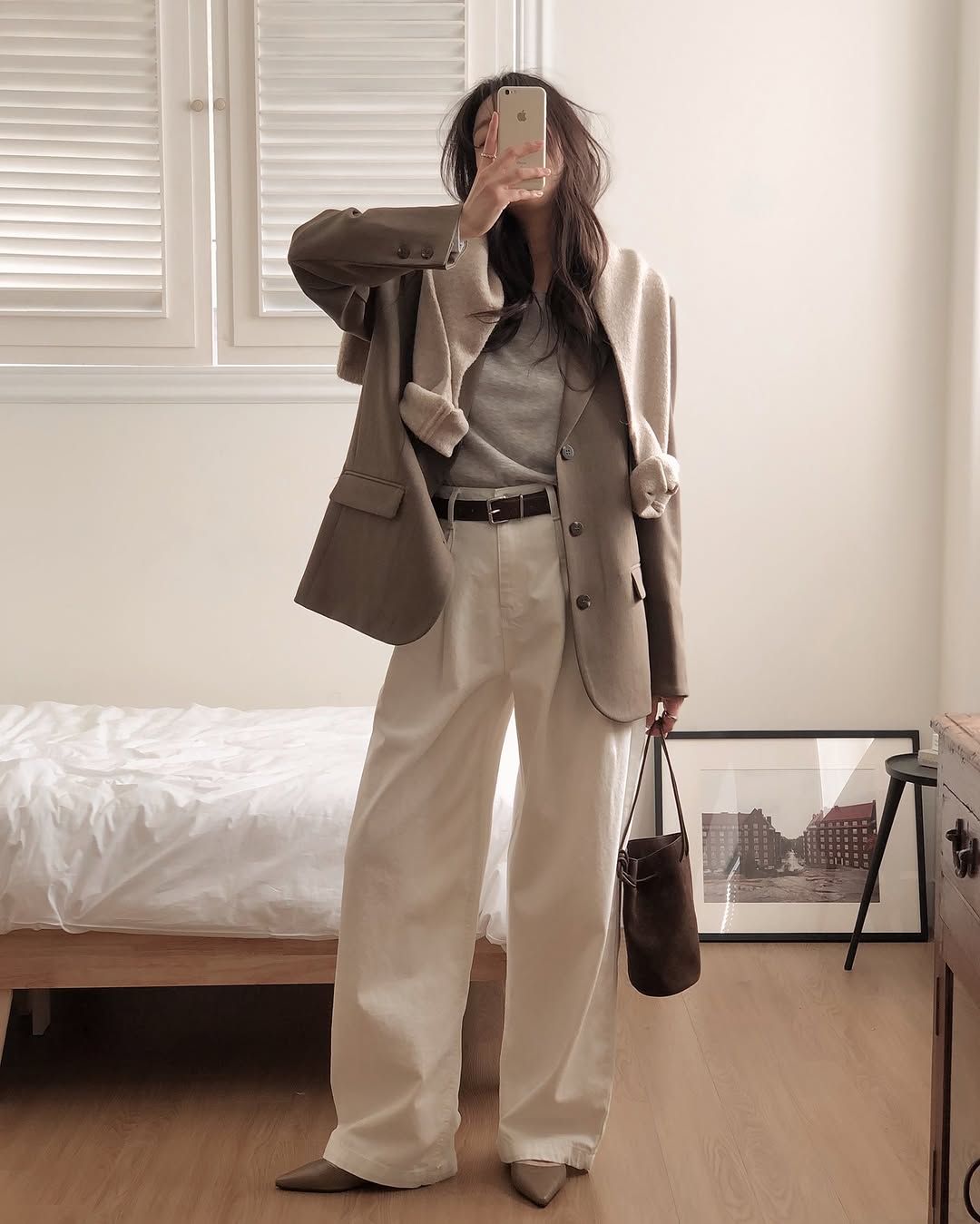 Blazer dài nên mix quần cạp cao hoặc váy ngắn để cân đối. Tránh phối cả trên lẫn dưới quá rộng gây mất dáng.