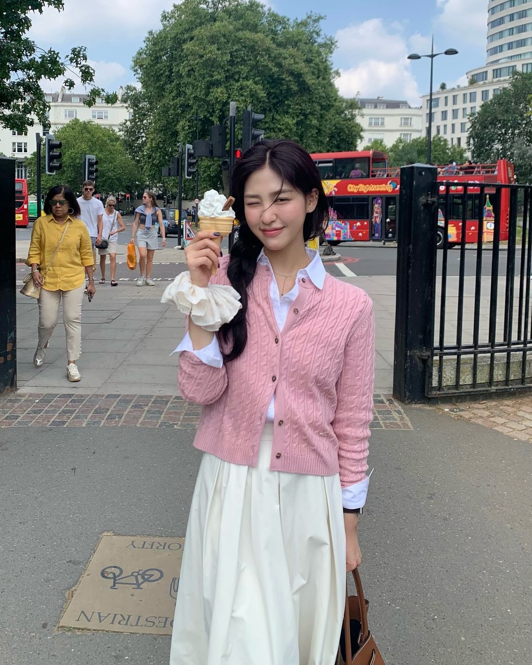 Sáng suốt nhất chính là sở hữu 4 kiểu áo này, sắm về yên tâm mặc đẹp suốt từ giờ đến hết năm - 10