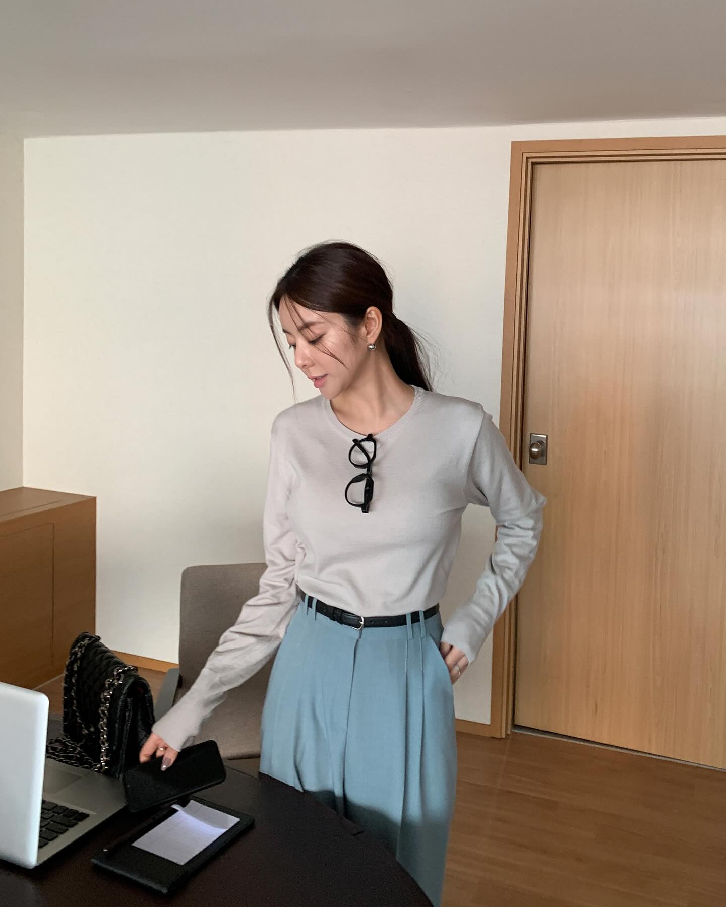 Sau nhiều lần thử nghiệm, đây là 4 amp;#34;chân áiamp;#34; áo dài tay khi đi làm: Phối sao cũng đẹp lại dễ mặc quanh năm - 11