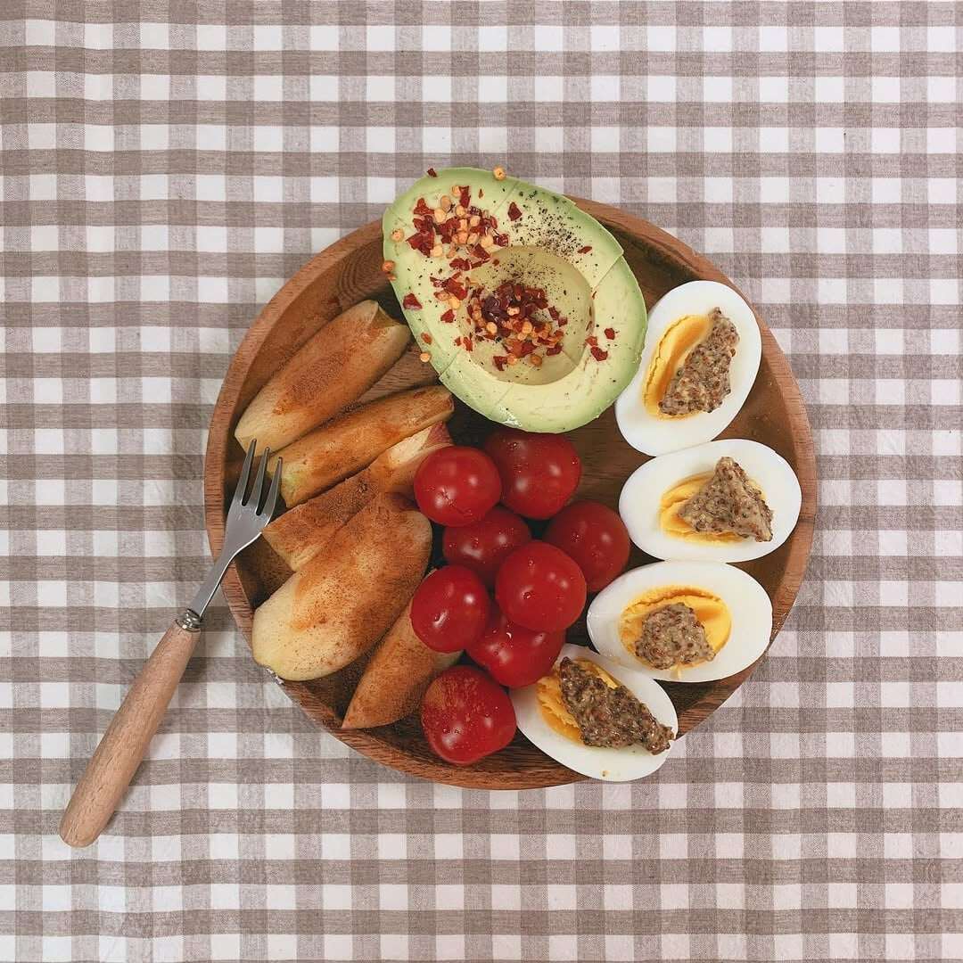 Bơ chứa chất béo tốt, giàu chất xơ, giúp kiểm soát đường huyết, no lâu. Ăn lượng vừa phải hỗ trợ giảm mỡ, đẹp da tự nhiên, an toàn, lâu.