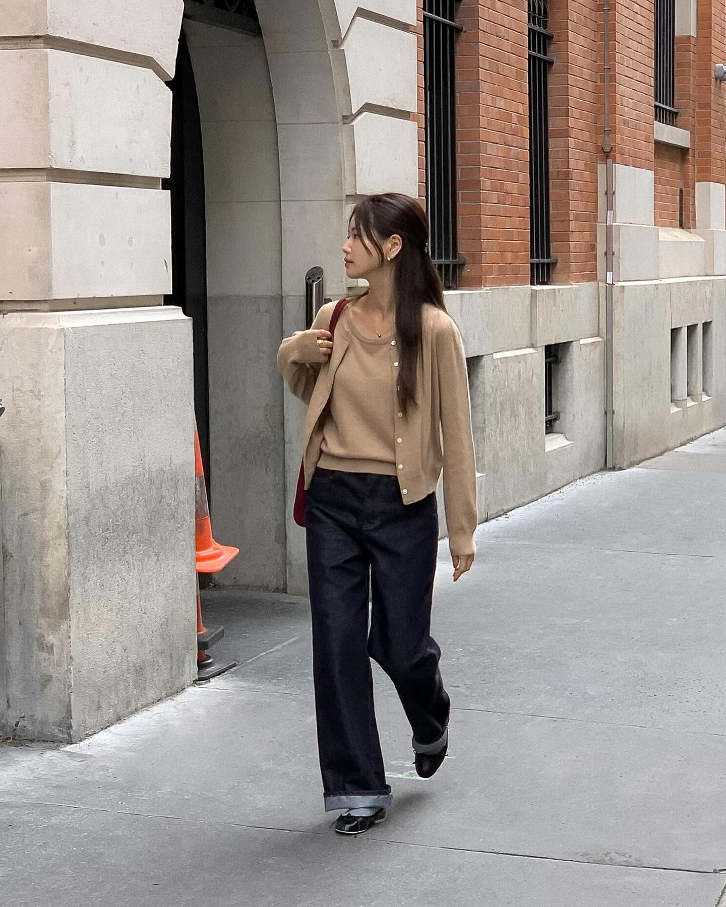 Qua 40 tuổi, phụ nữ chọn quần jeans đúng cách với 4 kiểu này: Vừa đẹp dáng lại không lo lỗi mốt - 11