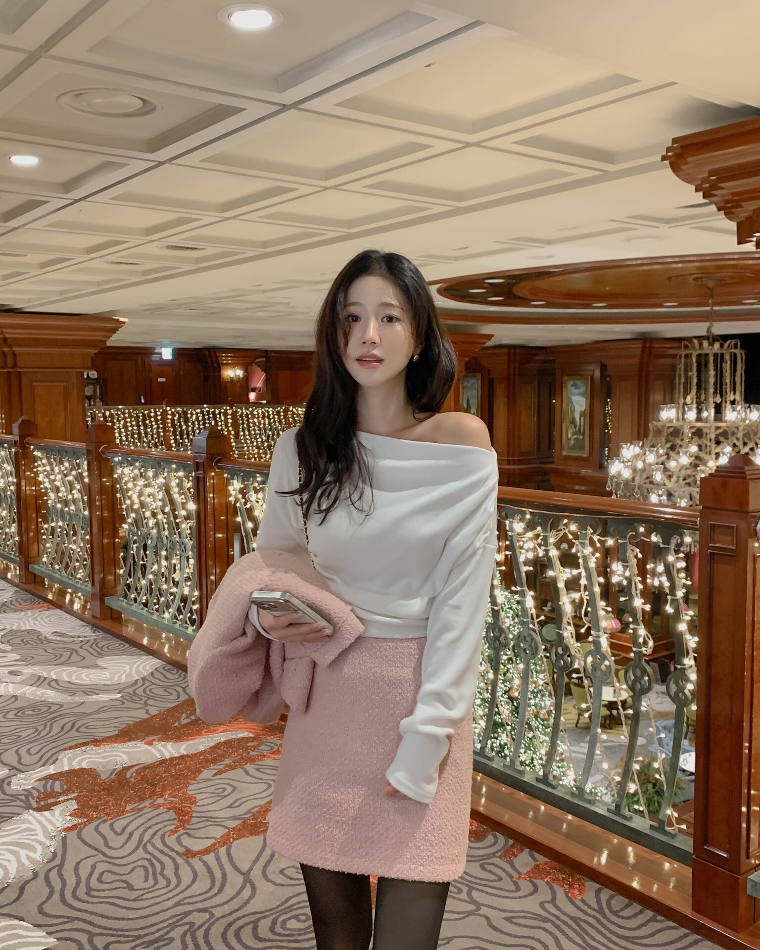 Đừng chỉ mặc chân váy đen, 4 kiểu này giúp style chị em trẻ trung hơn nhiều - 11