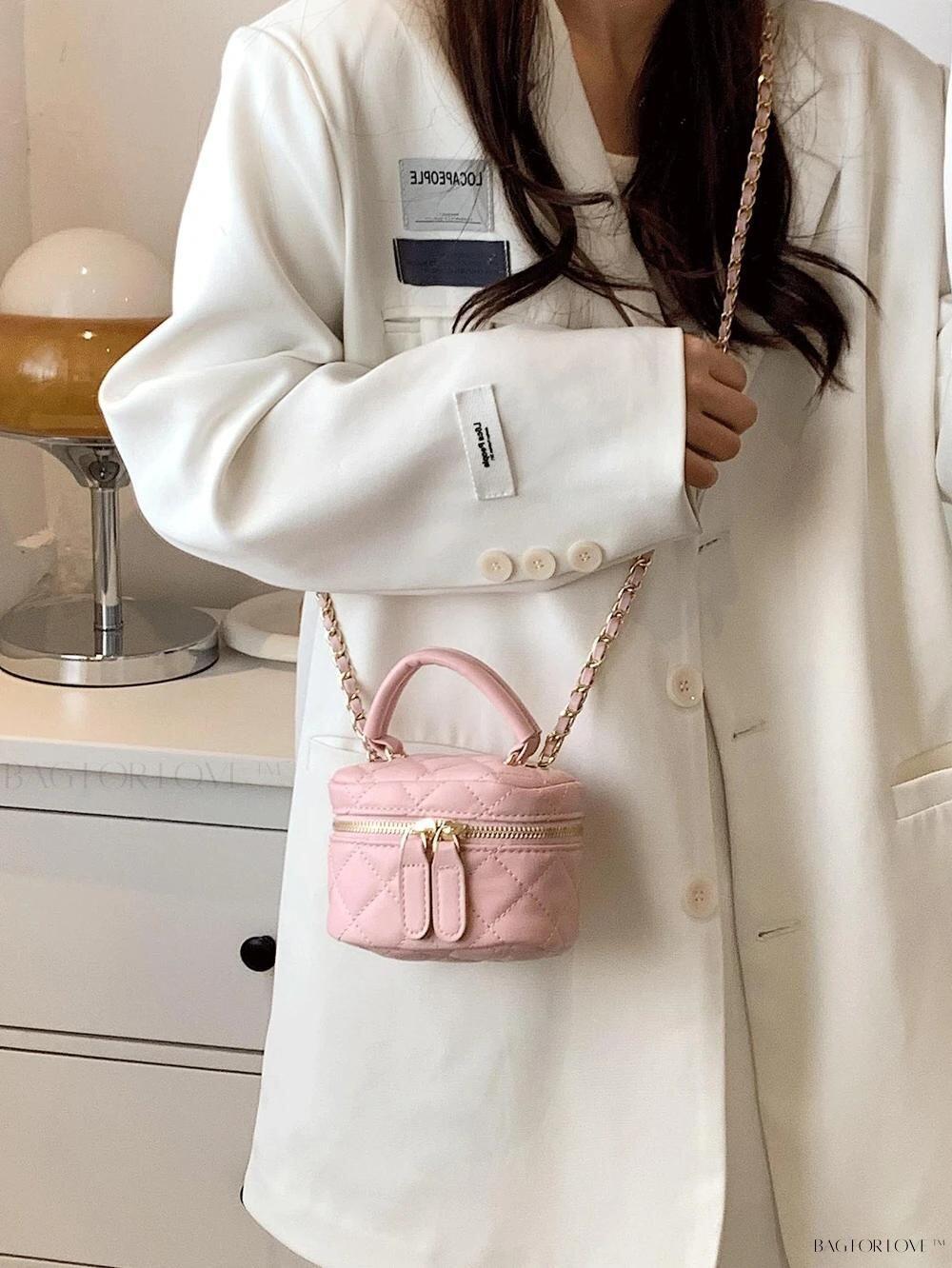 Túi xách dáng nhỏ giúp tổng thể gọn gàng, cân đối khi chụp ảnh. Phom túi rõ ràng, màu trung tính hoặc ánh kim nhẹ dễ tạo bố cục đẹp, khiến set đồ đơn giản cũng trông “chanh sả” hơn.