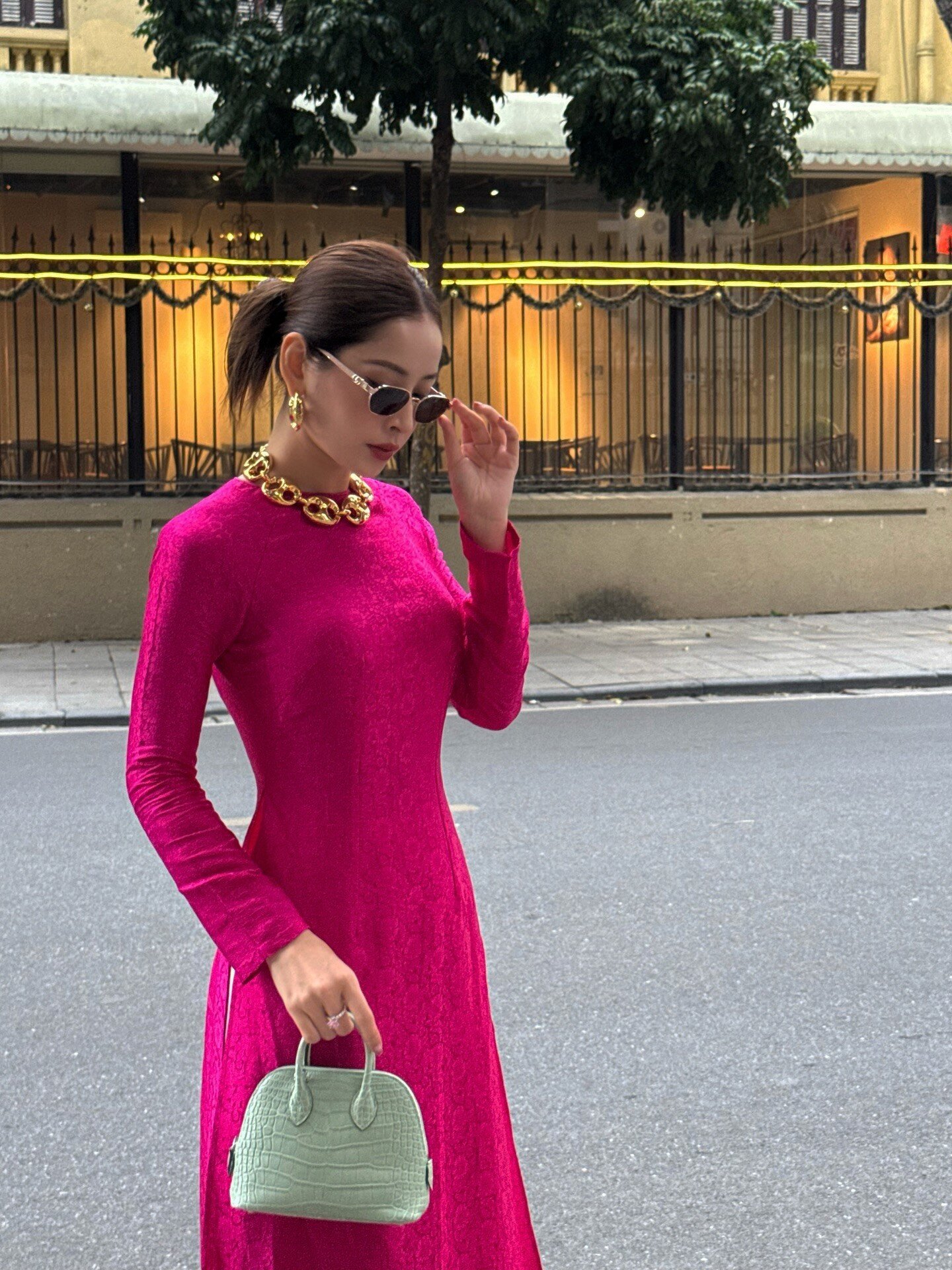 Và mọi ánh nhìn của netizen đều đổ về chiếc vòng cổ to bản trên cổ Chi Pu, đồng bộ với khuyên tai vàng rực. Nhiều người nghĩ Chi Pu đang đeo trang sức vàng thật và không quên hỏi thăm nữ ca sĩ về giá trị của chúng, dự đoán vòng to cỡ này chắc phải tương đương vài chục cây vàng. Nhưng thực ra đây là trang sức mạ vàng của Gucci và cả bộ vòng cổ cùng khuyên tai có giá khoảng 100 triệu đồng.