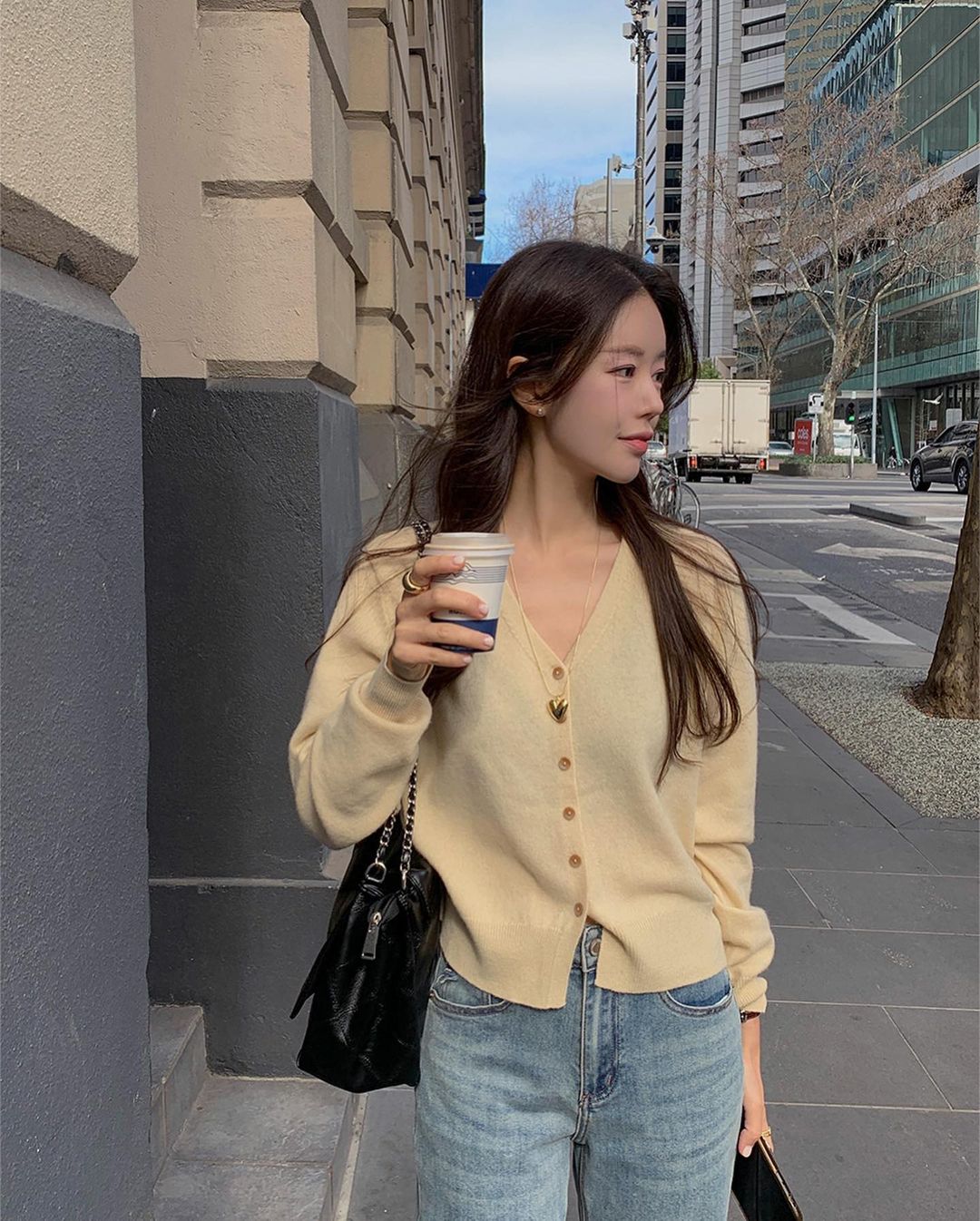 Sáng suốt nhất chính là sở hữu 4 kiểu áo này, sắm về yên tâm mặc đẹp suốt từ giờ đến hết năm - 11